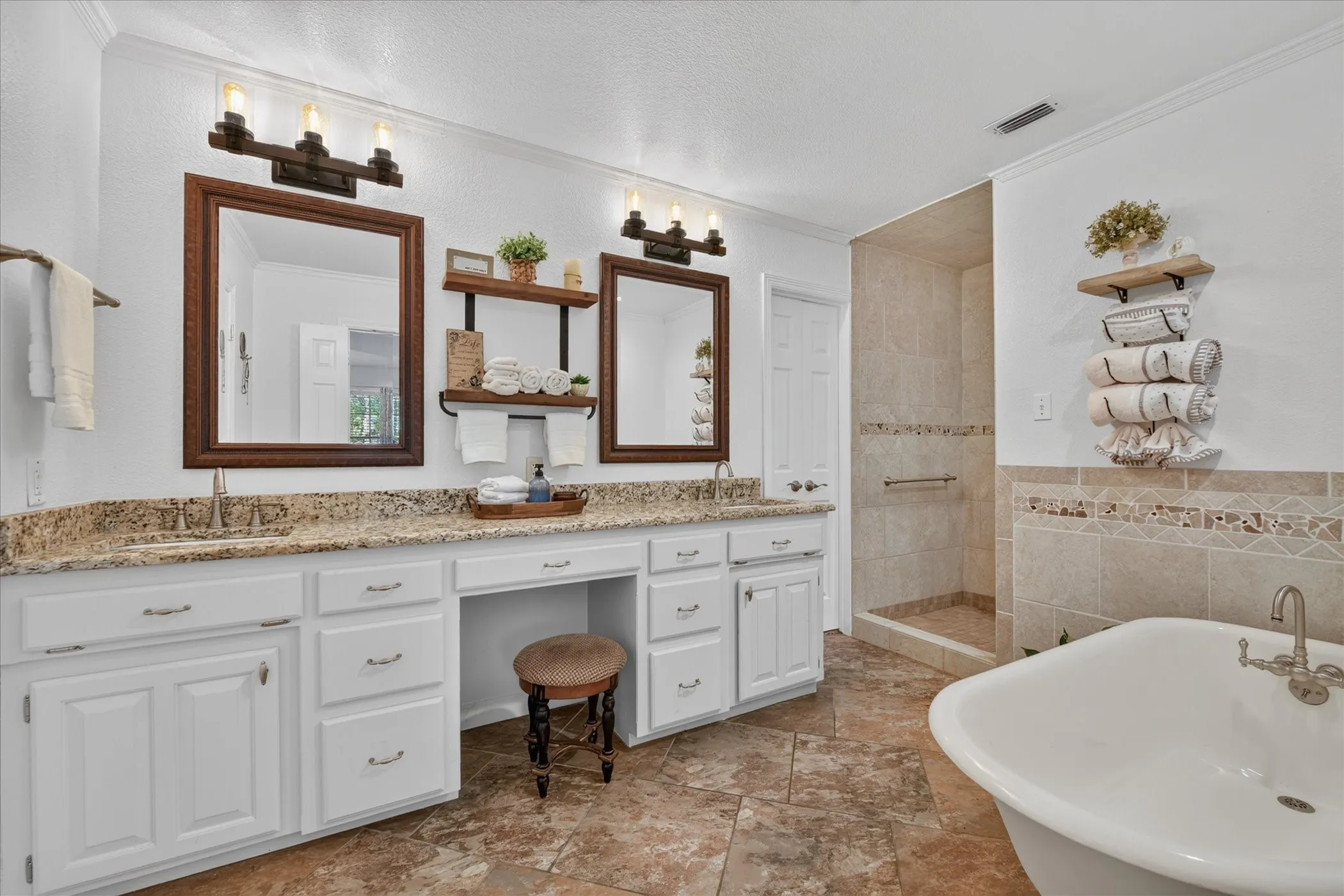 Single Family Residence For Sale in Parker County , 224 Rob Lane, Hudson Oaks, Texas 76087, 4 Bedroom, 5 Bathroom, 2 Garage spaces, 3,183 Sqft, built in 1992, mls#21372972, Real Estate Agent in Hudson Oaks, Homes For Sale in Parker county, Homes For Sale in Hudson Oaks, Realtor in Hudson Oaks Texas, Real Estate Brokerage Independent Realty Texas, Luminita Cordes Realtor