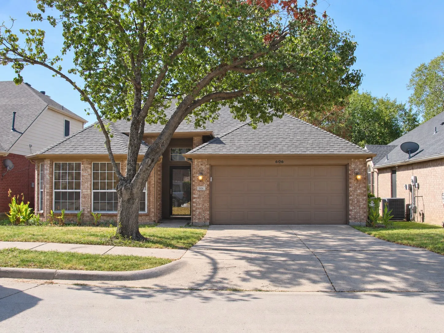 Single Family Residence For Sale in Denton County , 606 Lake Bridge Drive, Lake Dallas, Texas 75065, 3 Bedroom, 2 Bathroom, 2 Garage spaces, 2,238 Sqft, built in 1998, mls#21387481, Real Estate Agent in Lake Dallas, Homes For Sale in Denton county, Homes For Sale in Lake Dallas, Realtor in Lake Dallas Texas, Real Estate Brokerage Independent Realty Texas, Luminita Cordes Realtor
