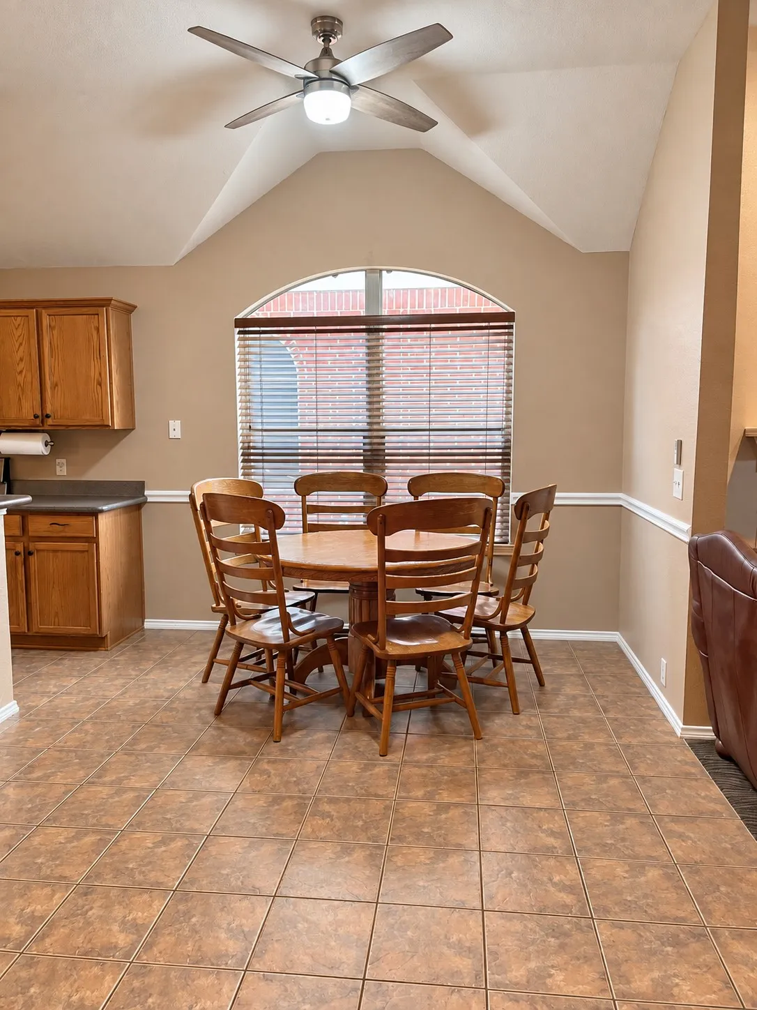 Single Family Residence For Sale in Denton County , 606 Lake Bridge Drive, Lake Dallas, Texas 75065, 3 Bedroom, 2 Bathroom, 2 Garage spaces, 2,238 Sqft, built in 1998, mls#21387481, Real Estate Agent in Lake Dallas, Homes For Sale in Denton county, Homes For Sale in Lake Dallas, Realtor in Lake Dallas Texas, Real Estate Brokerage Independent Realty Texas, Luminita Cordes Realtor