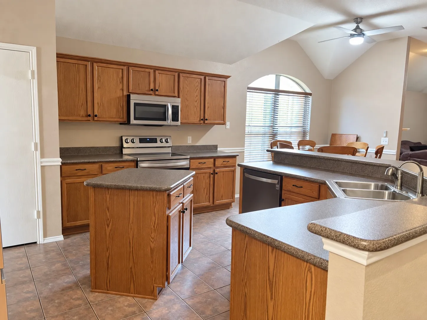 Single Family Residence For Sale in Denton County , 606 Lake Bridge Drive, Lake Dallas, Texas 75065, 3 Bedroom, 2 Bathroom, 2 Garage spaces, 2,238 Sqft, built in 1998, mls#21387481, Real Estate Agent in Lake Dallas, Homes For Sale in Denton county, Homes For Sale in Lake Dallas, Realtor in Lake Dallas Texas, Real Estate Brokerage Independent Realty Texas, Luminita Cordes Realtor