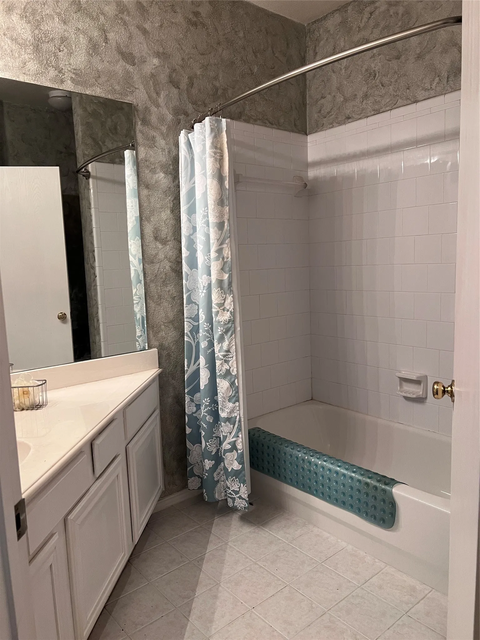 Single Family Residence For Sale in Denton County , 606 Lake Bridge Drive, Lake Dallas, Texas 75065, 3 Bedroom, 2 Bathroom, 2 Garage spaces, 2,238 Sqft, built in 1998, mls#21387481, Real Estate Agent in Lake Dallas, Homes For Sale in Denton county, Homes For Sale in Lake Dallas, Realtor in Lake Dallas Texas, Real Estate Brokerage Independent Realty Texas, Luminita Cordes Realtor