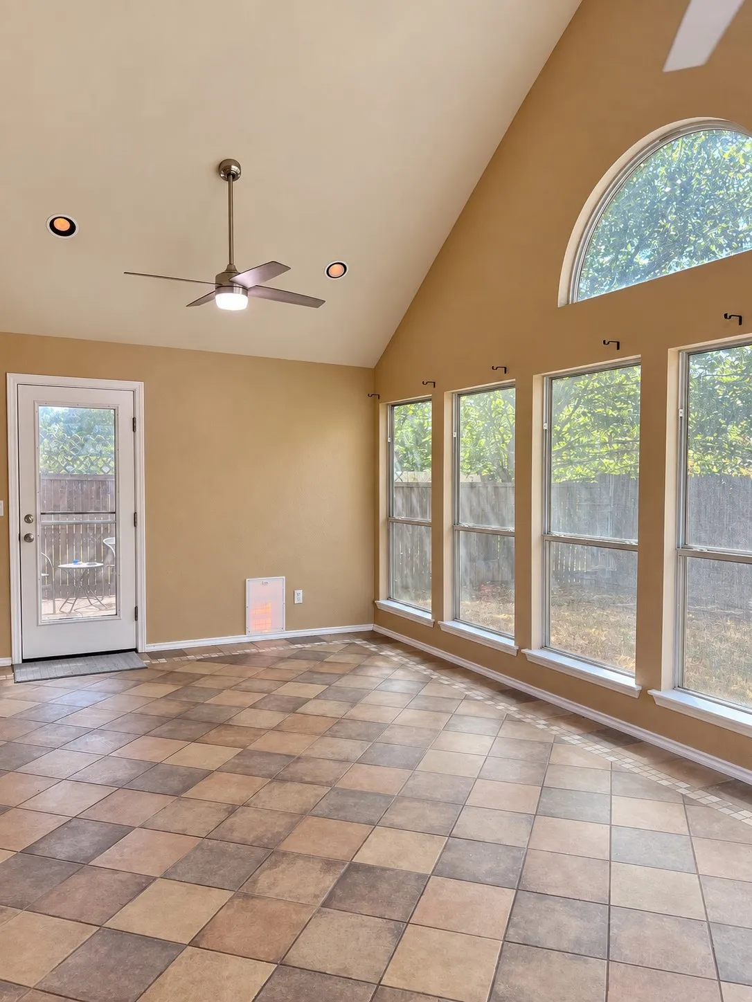 Single Family Residence For Sale in Denton County , 606 Lake Bridge Drive, Lake Dallas, Texas 75065, 3 Bedroom, 2 Bathroom, 2 Garage spaces, 2,238 Sqft, built in 1998, mls#21387481, Real Estate Agent in Lake Dallas, Homes For Sale in Denton county, Homes For Sale in Lake Dallas, Realtor in Lake Dallas Texas, Real Estate Brokerage Independent Realty Texas, Luminita Cordes Realtor
