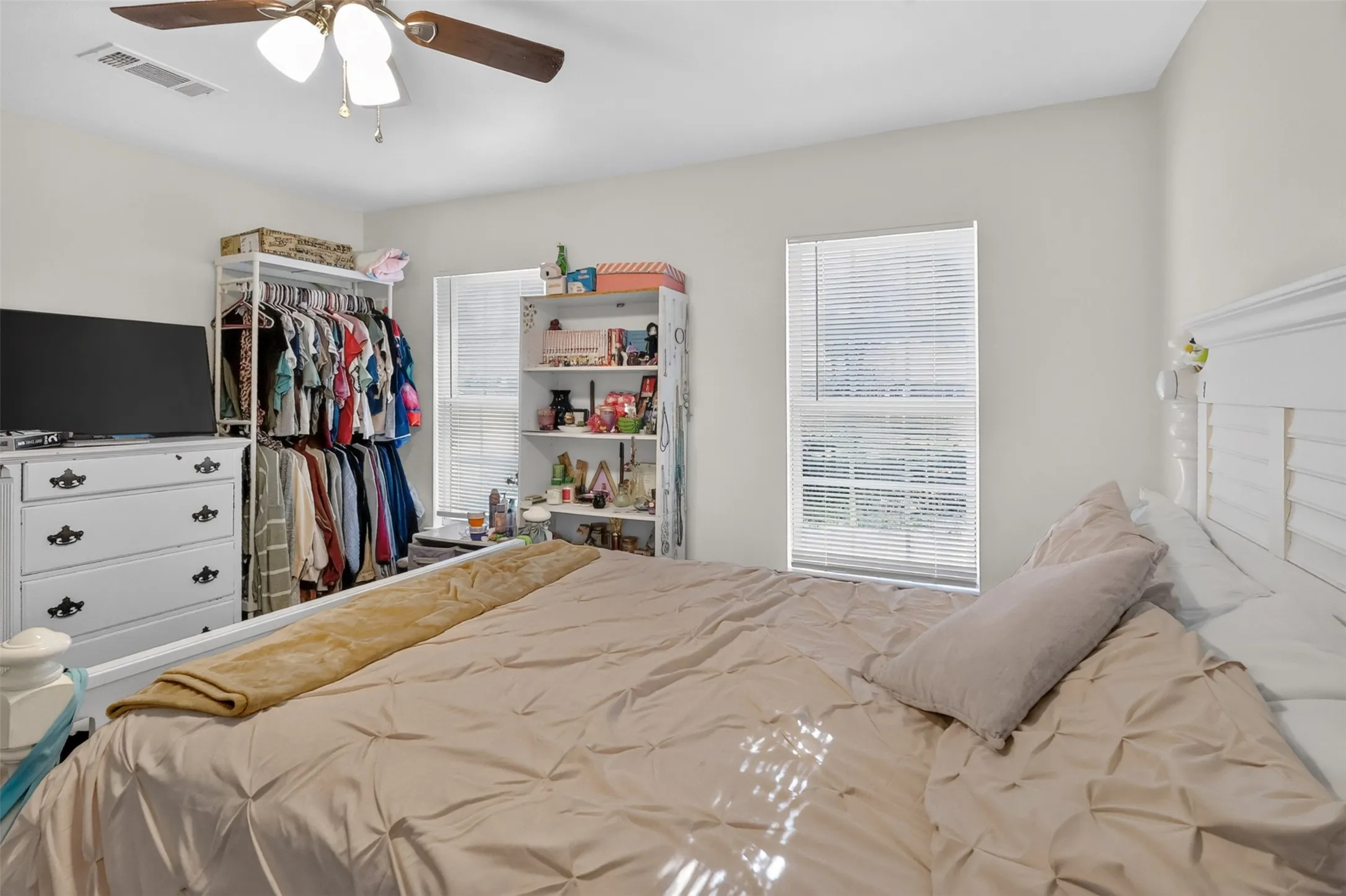 Single Family Residence For Sale in Tarrant County , 3821 Winfield Avenue, Fort Worth, Texas 76109, 3 Bedroom, 2 Bathroom, Garage spaces, 1,408 Sqft, built in 1948, mls#21388002, Real Estate Agent in Fort Worth, Homes For Sale in Tarrant county, Homes For Sale in Fort Worth, Realtor in Fort Worth Texas, Real Estate Brokerage Independent Realty Texas, Luminita Cordes Realtor