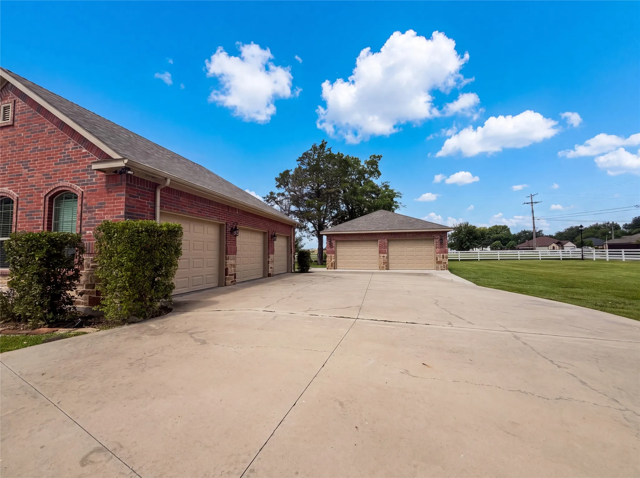 Single Family Residence For Sale in Hunt County , 8580 Cedar Creek Lane, Greenville, Texas 75402, 4 Bedroom, 4 Bathroom, 2 Garage spaces, 2,788 Sqft, built in 2017, mls#21387877, Real Estate Agent in Greenville, Homes For Sale in Hunt county, Homes For Sale in Greenville, Realtor in Greenville Texas, Real Estate Brokerage Independent Realty Texas, Luminita Cordes Realtor