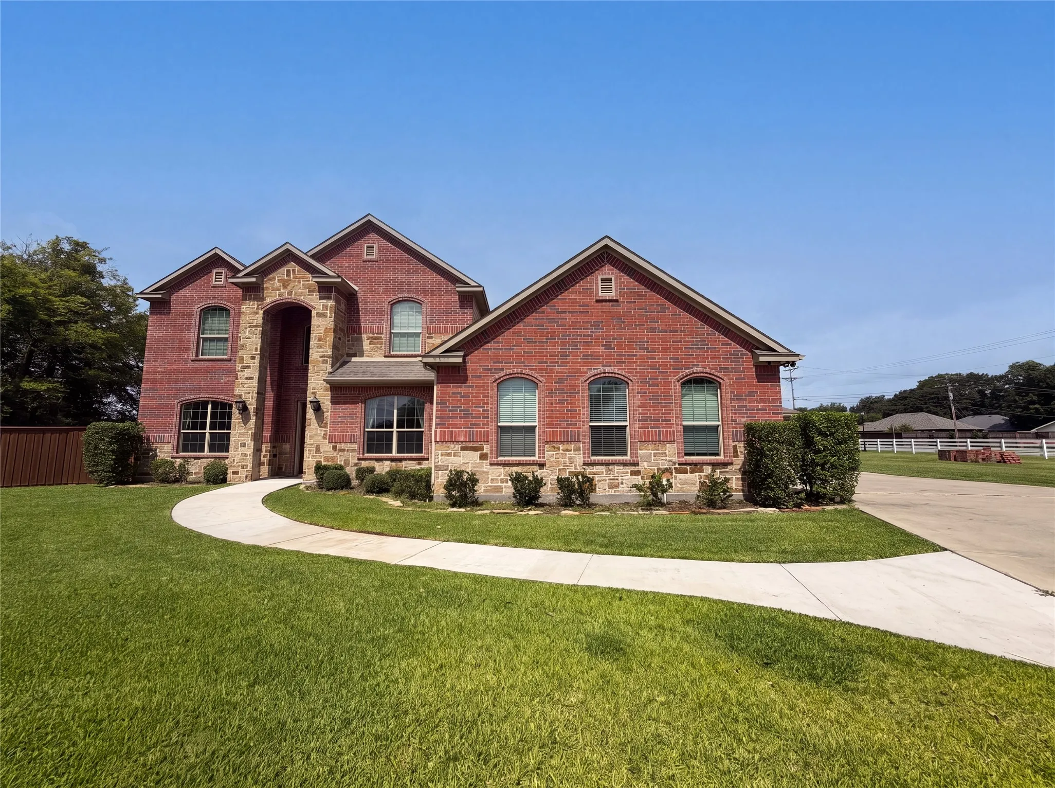 Single Family Residence For Sale in Hunt County , 8580 Cedar Creek Lane, Greenville, Texas 75402, 4 Bedroom, 4 Bathroom, 2 Garage spaces, 2,788 Sqft, built in 2017, mls#21387877, Real Estate Agent in Greenville, Homes For Sale in Hunt county, Homes For Sale in Greenville, Realtor in Greenville Texas, Real Estate Brokerage Independent Realty Texas, Luminita Cordes Realtor