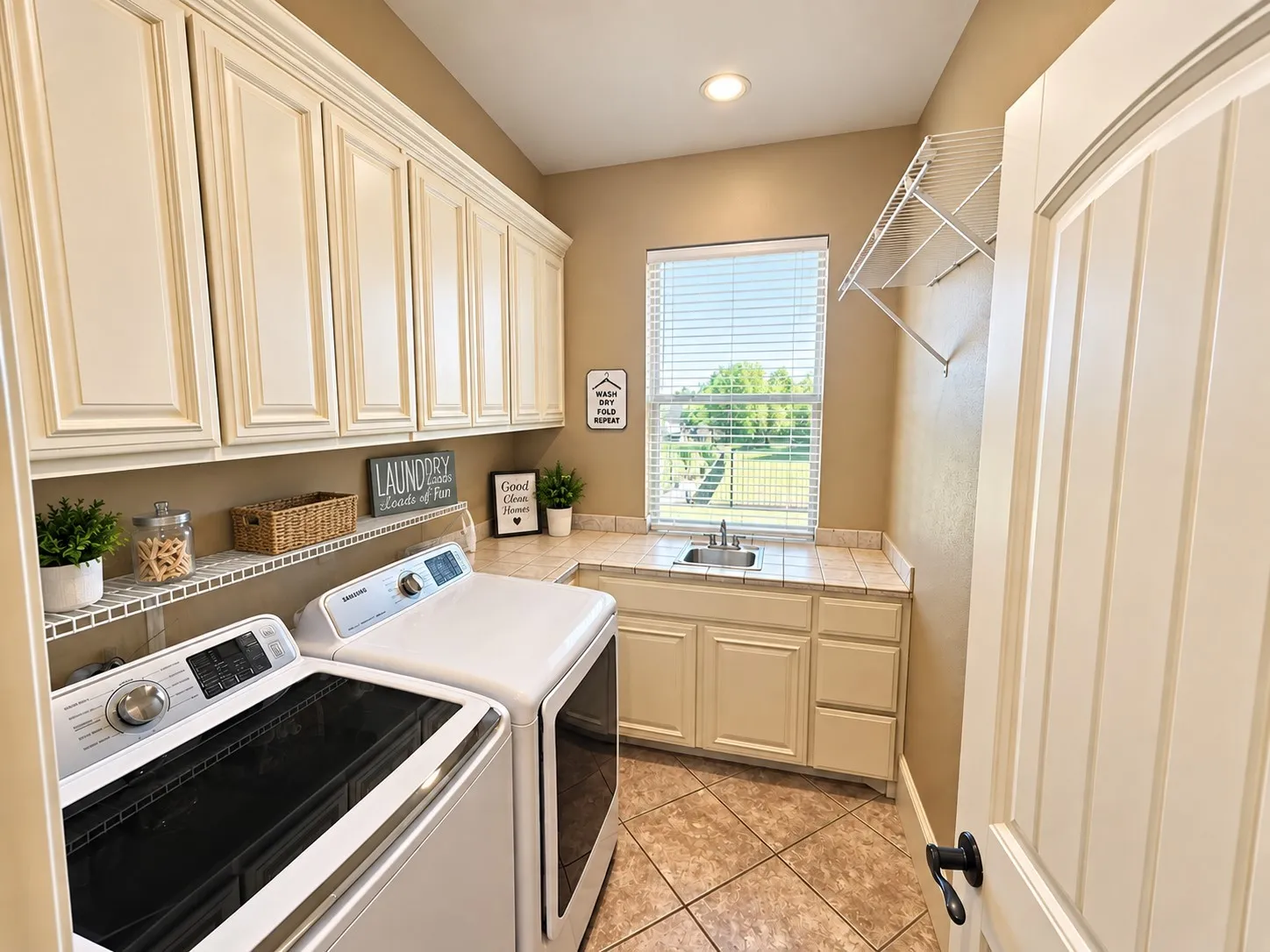 Single Family Residence For Sale in Grayson County , 3707 Heatherwood Lane, Sherman, Texas 75090, 3 Bedroom, 3 Bathroom, 2 Garage spaces, 2,547 Sqft, built in 2006, mls#21385990, Real Estate Agent in Sherman, Homes For Sale in Grayson county, Homes For Sale in Sherman, Realtor in Sherman Texas, Real Estate Brokerage Independent Realty Texas, Luminita Cordes Realtor