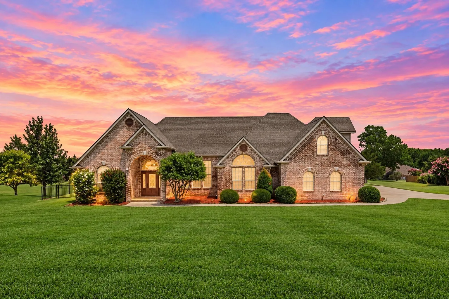 Single Family Residence For Sale in Grayson County , 3707 Heatherwood Lane, Sherman, Texas 75090, 3 Bedroom, 3 Bathroom, 2 Garage spaces, 2,547 Sqft, built in 2006, mls#21385990, Real Estate Agent in Sherman, Homes For Sale in Grayson county, Homes For Sale in Sherman, Realtor in Sherman Texas, Real Estate Brokerage Independent Realty Texas, Luminita Cordes Realtor