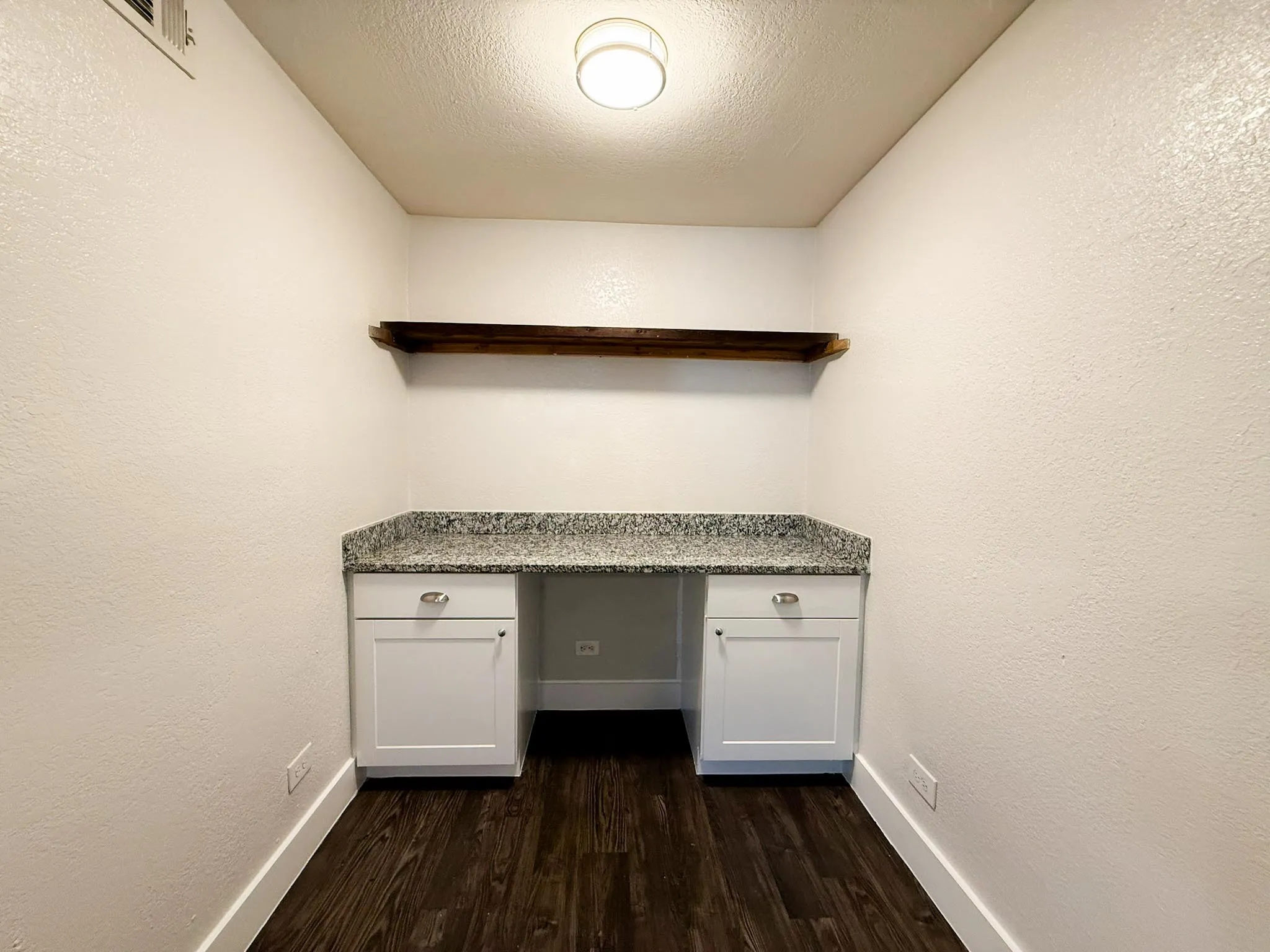 Apartment For Rent in Tarrant County , 5928 Fletcher Avenue 1, Fort Worth, Texas 76107, 1 Bedroom, 1 Bathroom, Garage spaces, 588 Sqft, built in 1965, mls#21388000, Real Estate Agent in Fort Worth, Homes For Rent in Tarrant county, Homes For Rent in Fort Worth, Realtor in Fort Worth Texas, Real Estate Brokerage Independent Realty Texas, Luminita Cordes Realtor