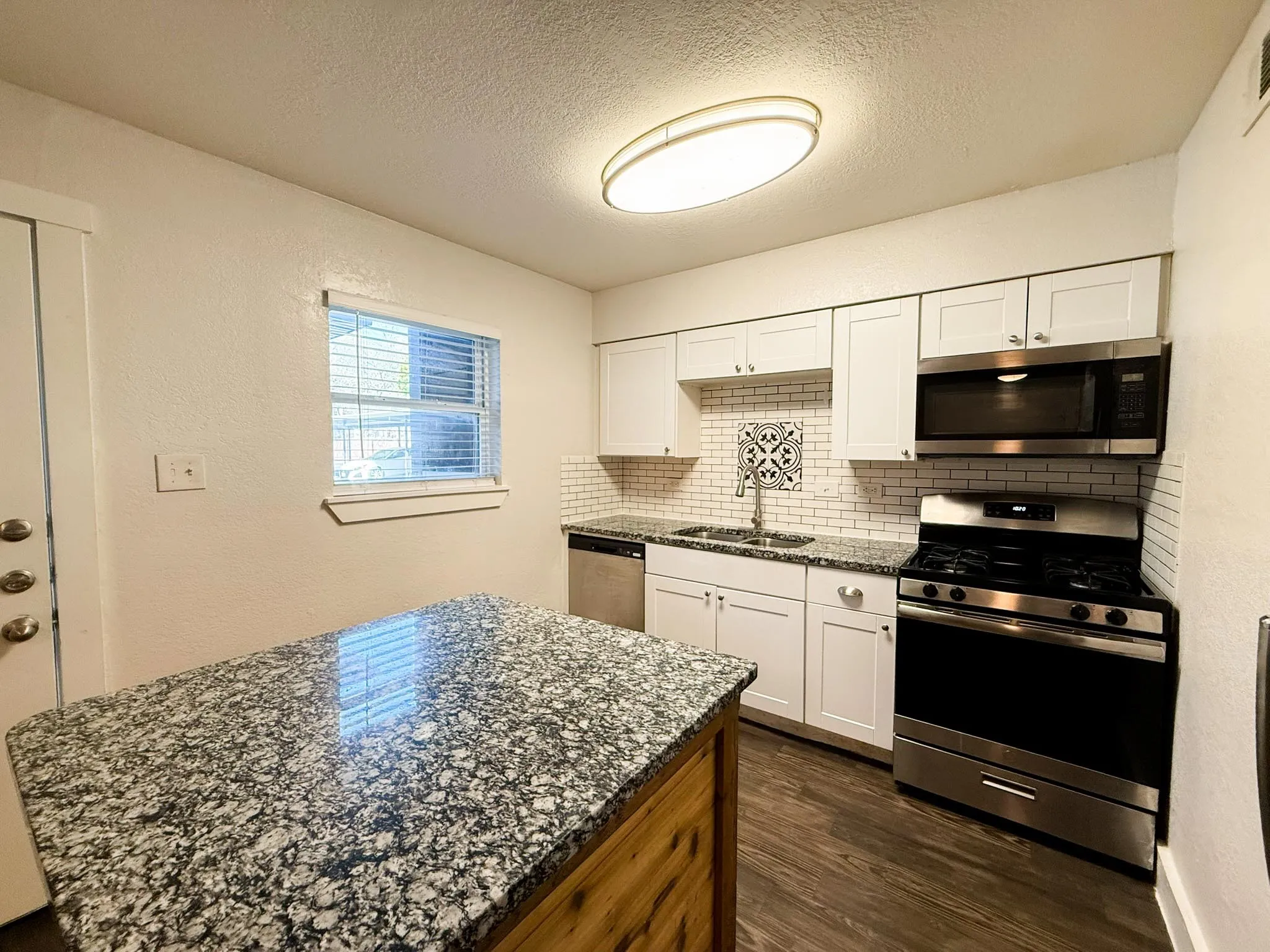 Apartment For Rent in Tarrant County , 5928 Fletcher Avenue 1, Fort Worth, Texas 76107, 1 Bedroom, 1 Bathroom, Garage spaces, 588 Sqft, built in 1965, mls#21388000, Real Estate Agent in Fort Worth, Homes For Rent in Tarrant county, Homes For Rent in Fort Worth, Realtor in Fort Worth Texas, Real Estate Brokerage Independent Realty Texas, Luminita Cordes Realtor
