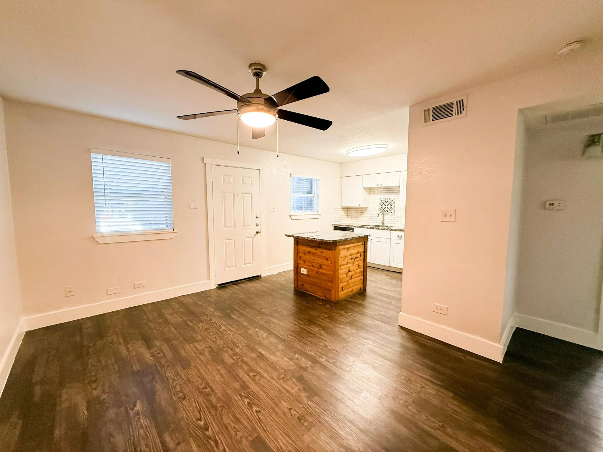 Apartment For Rent in Tarrant County , 5928 Fletcher Avenue 1, Fort Worth, Texas 76107, 1 Bedroom, 1 Bathroom, Garage spaces, 588 Sqft, built in 1965, mls#21388000, Real Estate Agent in Fort Worth, Homes For Rent in Tarrant county, Homes For Rent in Fort Worth, Realtor in Fort Worth Texas, Real Estate Brokerage Independent Realty Texas, Luminita Cordes Realtor