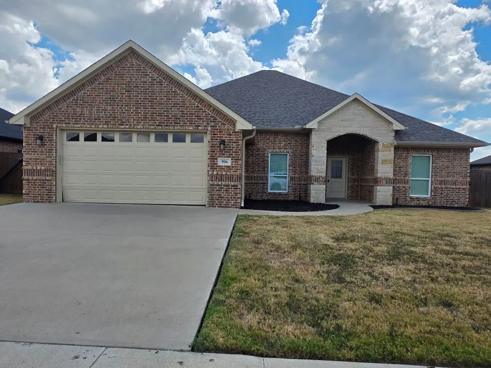 Single Family Residence For Sale in Kaufman County , 906 Stone Meadow Drive, Mabank, Texas 75147, 4 Bedroom, 2 Bathroom, 2 Garage spaces, 1,965 Sqft, built in 2022, mls#21388007, Real Estate Agent in Mabank, Homes For Sale in Kaufman county, Homes For Sale in Mabank, Realtor in Mabank Texas, Real Estate Brokerage Independent Realty Texas, Luminita Cordes Realtor