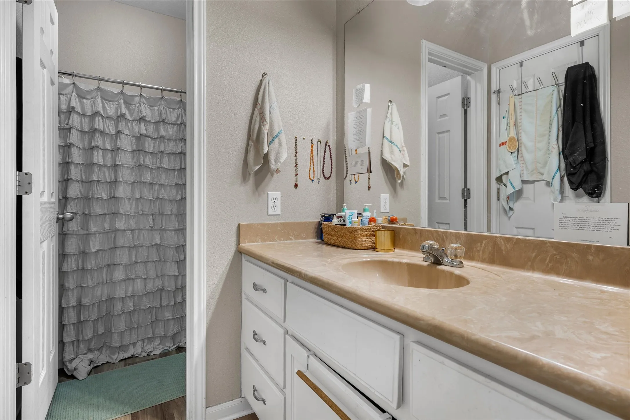 Single Family Residence For Sale in Mc Lennan County , 102 Garden Drive, Waco, Texas 76706, 4 Bedroom, 3 Bathroom, Garage spaces, 1,742 Sqft, built in 2007, mls#21380794, Real Estate Agent in Waco, Homes For Sale in Mc Lennan county, Homes For Sale in Waco, Realtor in Waco Texas, Real Estate Brokerage Independent Realty Texas, Luminita Cordes Realtor