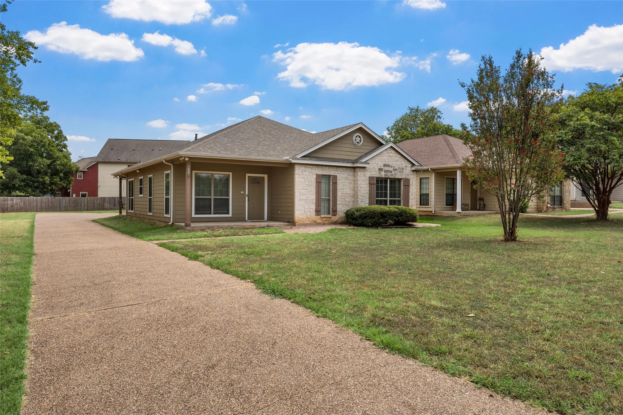 Single Family Residence For Sale in Mc Lennan County , 102 Garden Drive, Waco, Texas 76706, 4 Bedroom, 3 Bathroom, Garage spaces, 1,742 Sqft, built in 2007, mls#21380794, Real Estate Agent in Waco, Homes For Sale in Mc Lennan county, Homes For Sale in Waco, Realtor in Waco Texas, Real Estate Brokerage Independent Realty Texas, Luminita Cordes Realtor