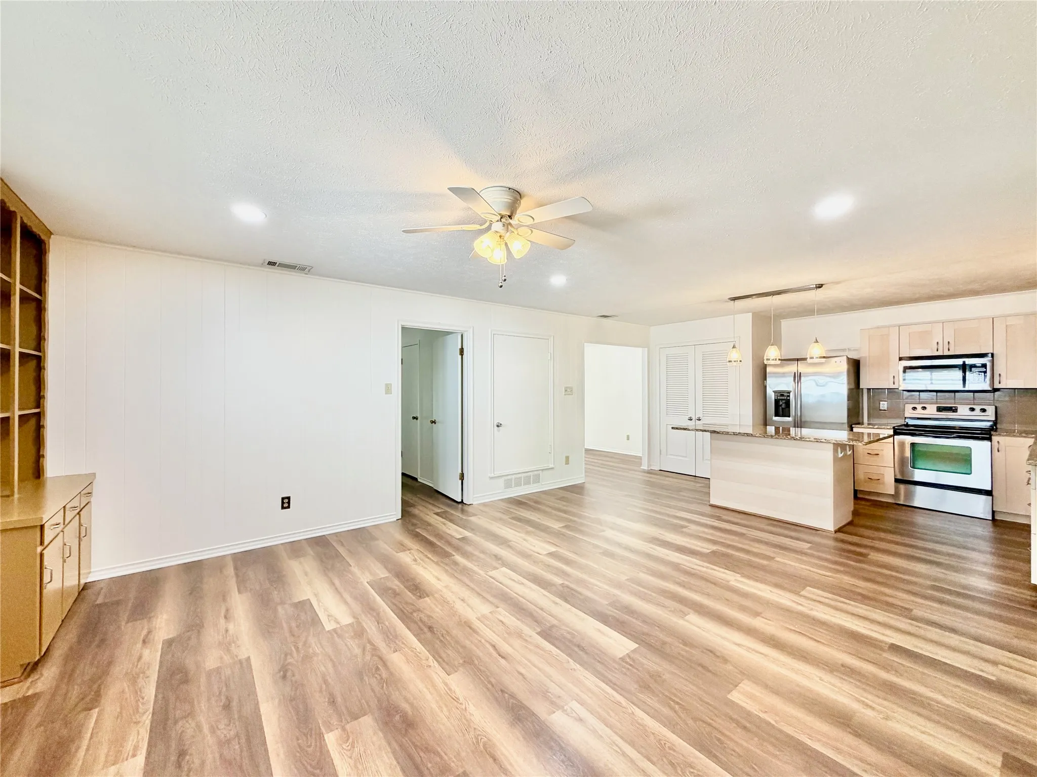 Duplex For Rent in Dallas County , 8405 Lullwater Drive, Dallas, Texas 75218, 2 Bedroom, 2 Bathroom, 1 Garage spaces, 1,404 Sqft, built in 1967, mls#21377837, Real Estate Agent in Dallas, Homes For Rent in Dallas county, Homes For Rent in Dallas, Realtor in Dallas Texas, Real Estate Brokerage Independent Realty Texas, Luminita Cordes Realtor