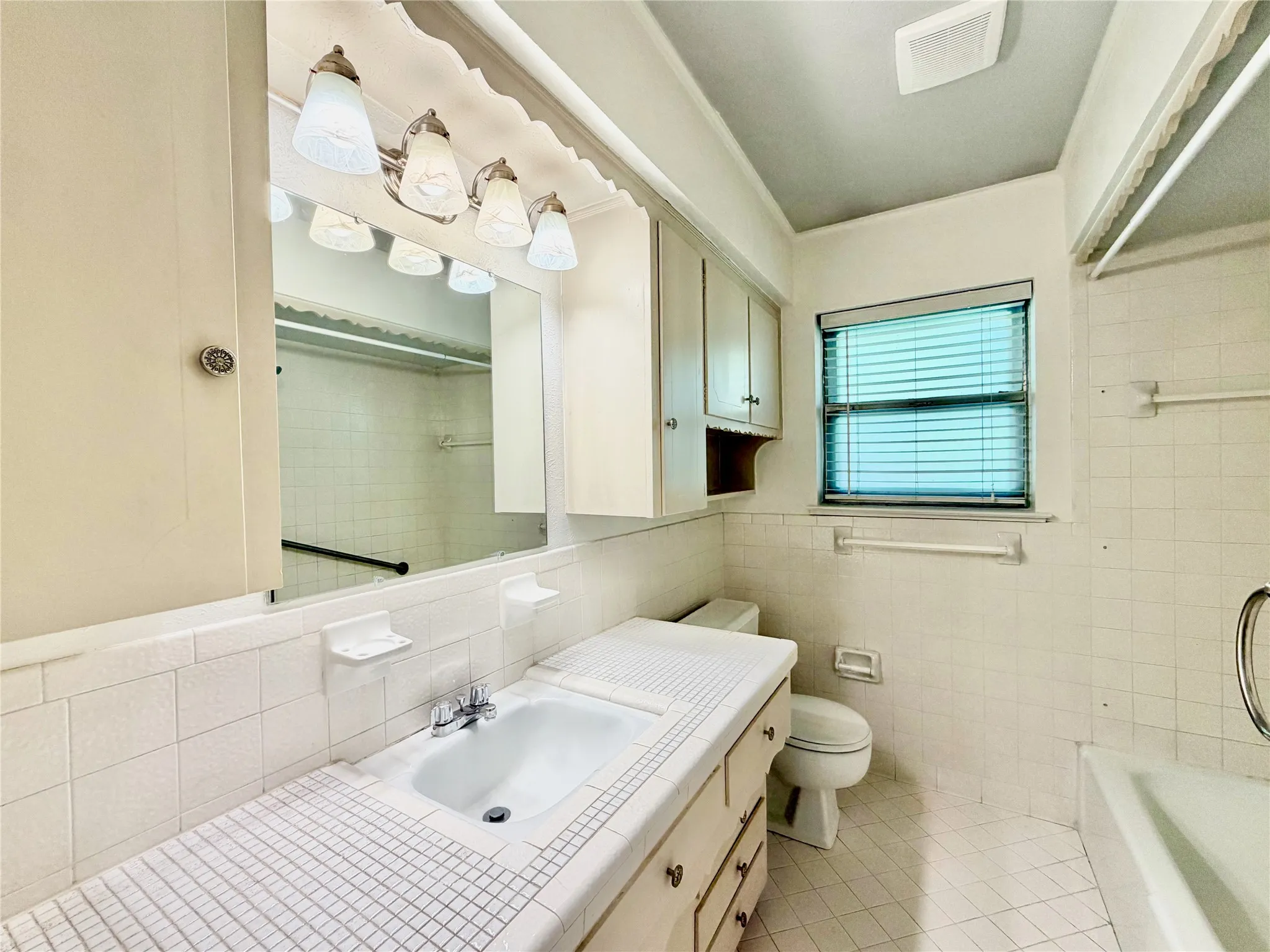 Duplex For Rent in Dallas County , 8405 Lullwater Drive, Dallas, Texas 75218, 2 Bedroom, 2 Bathroom, 1 Garage spaces, 1,404 Sqft, built in 1967, mls#21377837, Real Estate Agent in Dallas, Homes For Rent in Dallas county, Homes For Rent in Dallas, Realtor in Dallas Texas, Real Estate Brokerage Independent Realty Texas, Luminita Cordes Realtor
