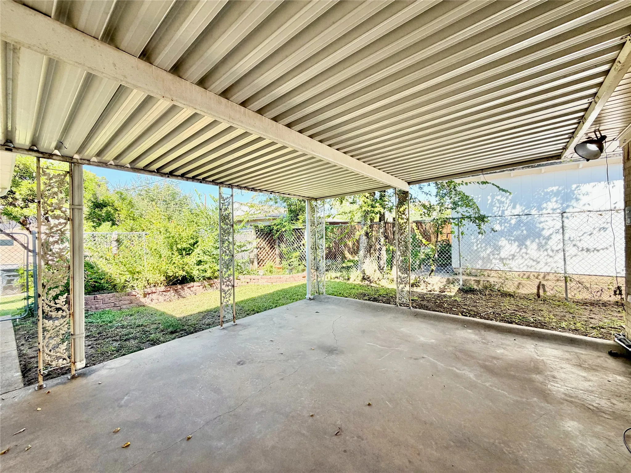 Duplex For Rent in Dallas County , 8405 Lullwater Drive, Dallas, Texas 75218, 2 Bedroom, 2 Bathroom, 1 Garage spaces, 1,404 Sqft, built in 1967, mls#21377837, Real Estate Agent in Dallas, Homes For Rent in Dallas county, Homes For Rent in Dallas, Realtor in Dallas Texas, Real Estate Brokerage Independent Realty Texas, Luminita Cordes Realtor