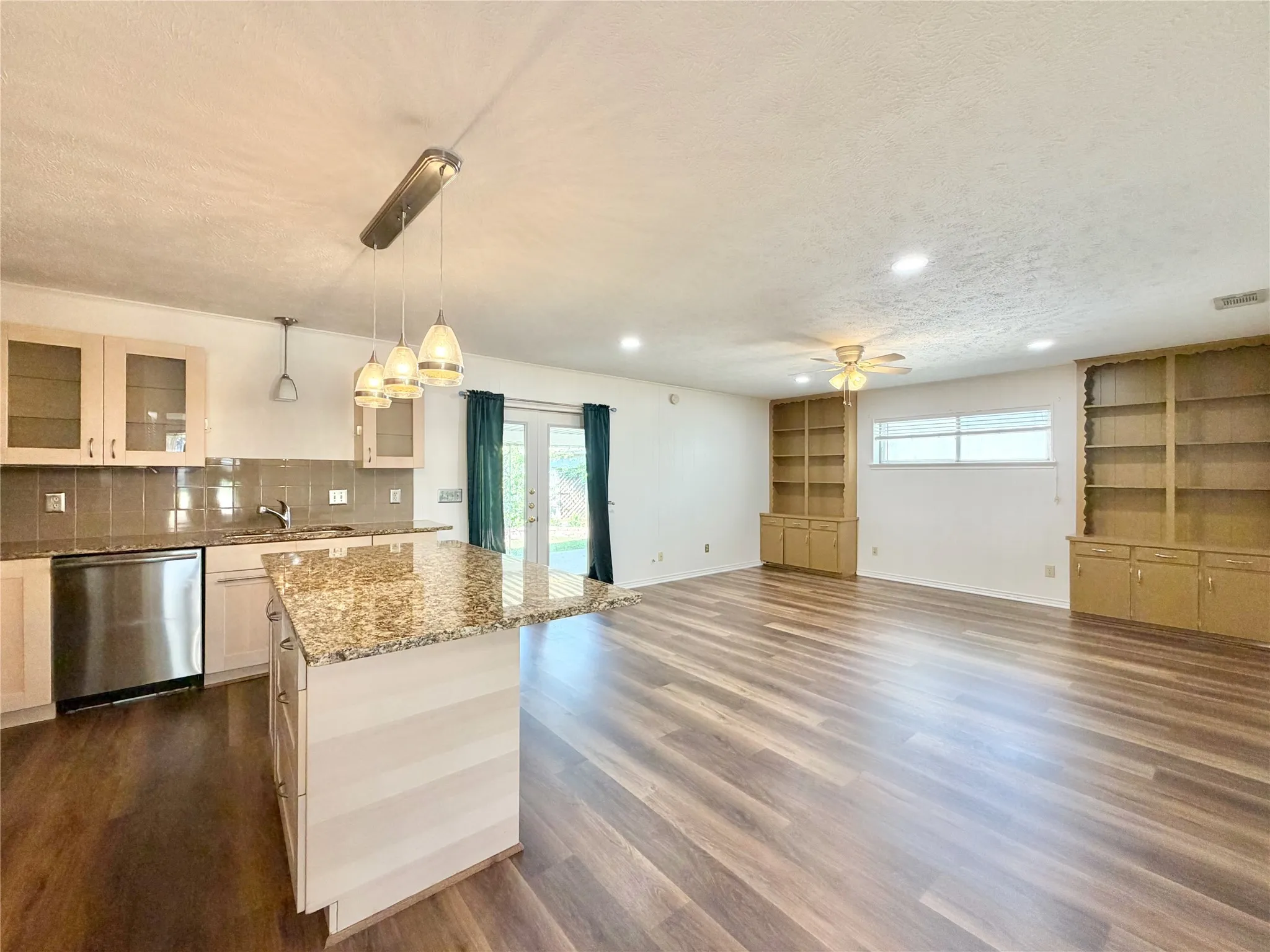 Duplex For Rent in Dallas County , 8405 Lullwater Drive, Dallas, Texas 75218, 2 Bedroom, 2 Bathroom, 1 Garage spaces, 1,404 Sqft, built in 1967, mls#21377837, Real Estate Agent in Dallas, Homes For Rent in Dallas county, Homes For Rent in Dallas, Realtor in Dallas Texas, Real Estate Brokerage Independent Realty Texas, Luminita Cordes Realtor
