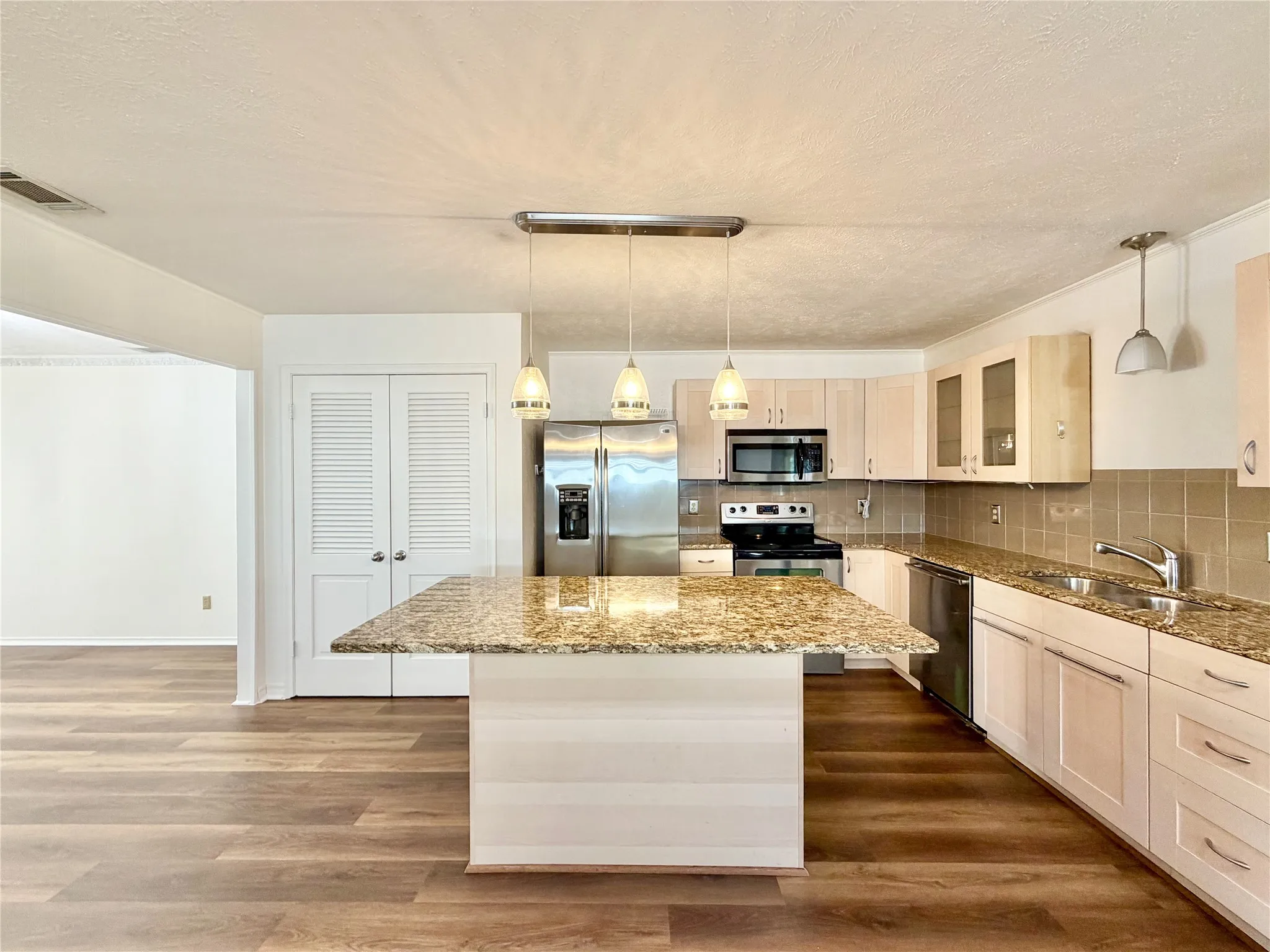 Duplex For Rent in Dallas County , 8405 Lullwater Drive, Dallas, Texas 75218, 2 Bedroom, 2 Bathroom, 1 Garage spaces, 1,404 Sqft, built in 1967, mls#21377837, Real Estate Agent in Dallas, Homes For Rent in Dallas county, Homes For Rent in Dallas, Realtor in Dallas Texas, Real Estate Brokerage Independent Realty Texas, Luminita Cordes Realtor