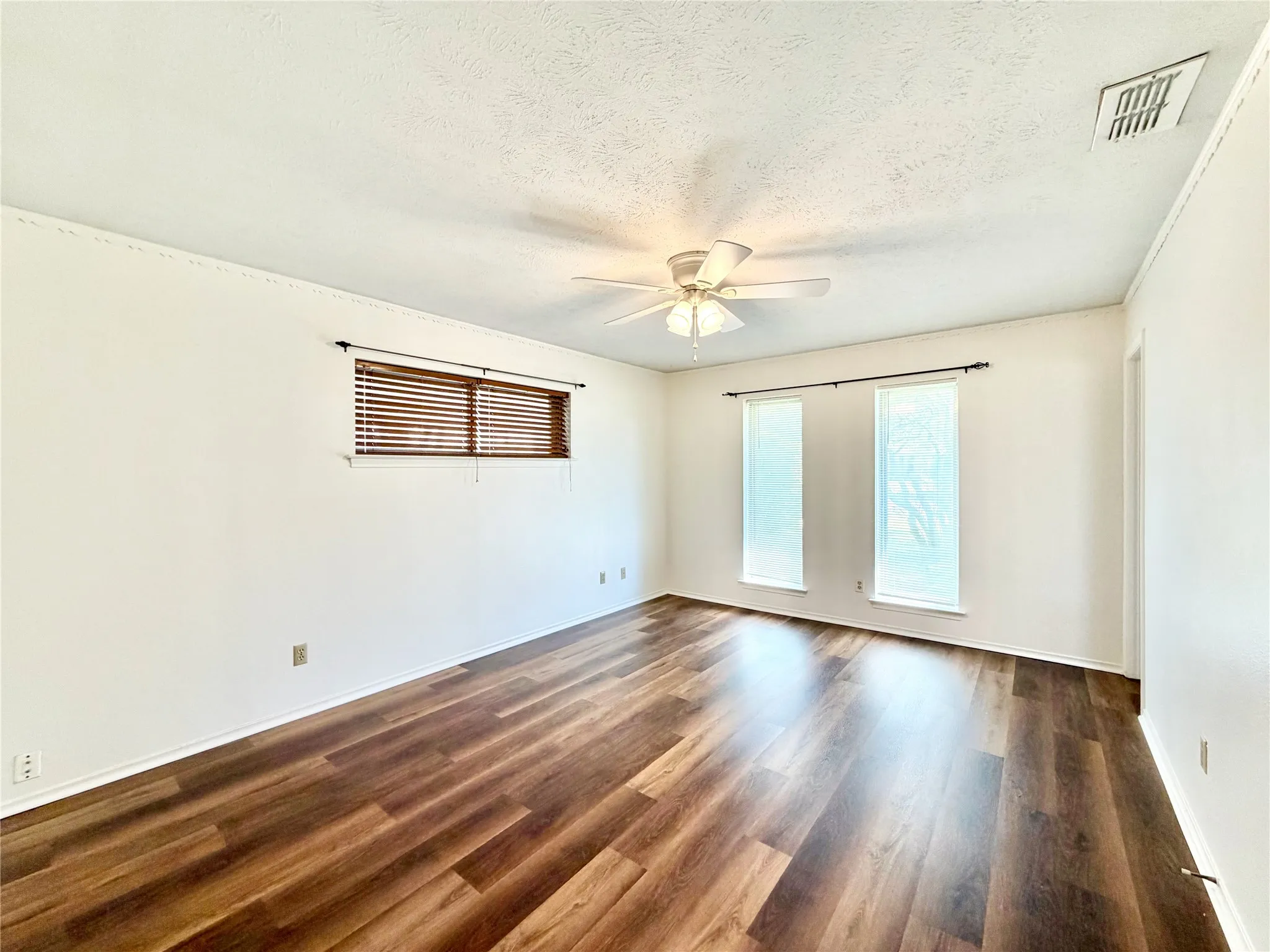 Duplex For Rent in Dallas County , 8405 Lullwater Drive, Dallas, Texas 75218, 2 Bedroom, 2 Bathroom, 1 Garage spaces, 1,404 Sqft, built in 1967, mls#21377837, Real Estate Agent in Dallas, Homes For Rent in Dallas county, Homes For Rent in Dallas, Realtor in Dallas Texas, Real Estate Brokerage Independent Realty Texas, Luminita Cordes Realtor