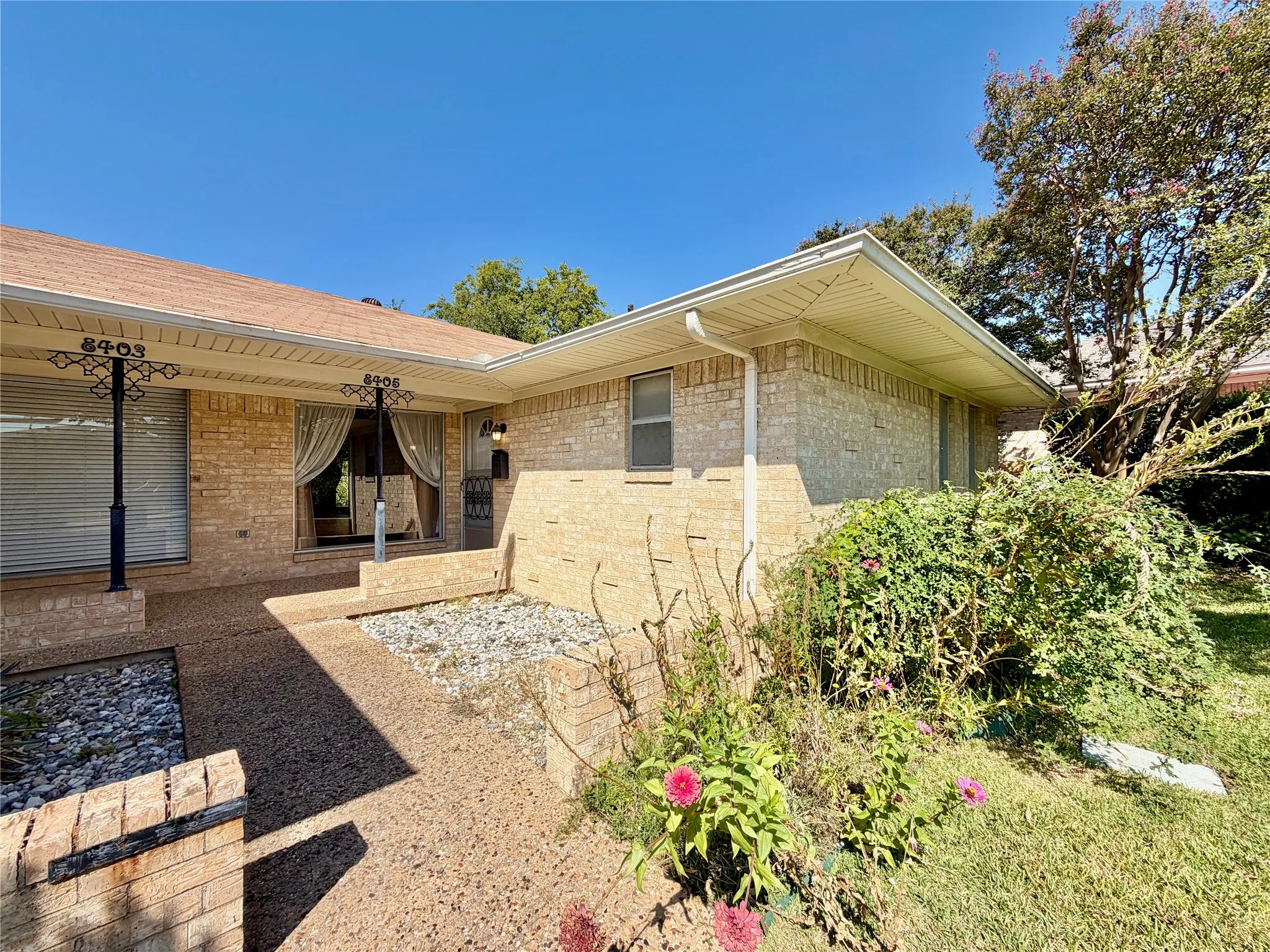 Duplex For Rent in Dallas County , 8405 Lullwater Drive, Dallas, Texas 75218, 2 Bedroom, 2 Bathroom, 1 Garage spaces, 1,404 Sqft, built in 1967, mls#21377837, Real Estate Agent in Dallas, Homes For Rent in Dallas county, Homes For Rent in Dallas, Realtor in Dallas Texas, Real Estate Brokerage Independent Realty Texas, Luminita Cordes Realtor