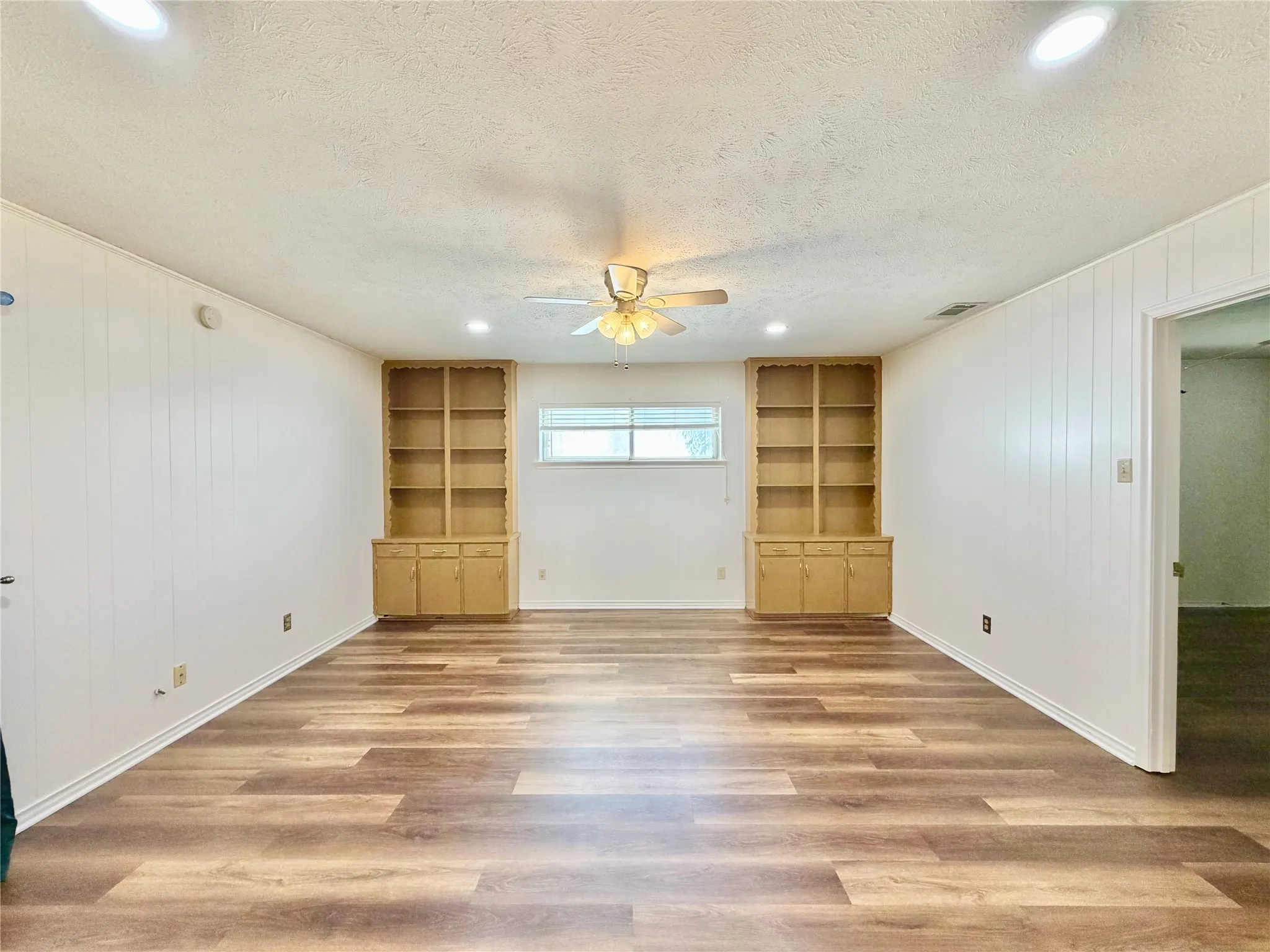 Duplex For Rent in Dallas County , 8405 Lullwater Drive, Dallas, Texas 75218, 2 Bedroom, 2 Bathroom, 1 Garage spaces, 1,404 Sqft, built in 1967, mls#21377837, Real Estate Agent in Dallas, Homes For Rent in Dallas county, Homes For Rent in Dallas, Realtor in Dallas Texas, Real Estate Brokerage Independent Realty Texas, Luminita Cordes Realtor