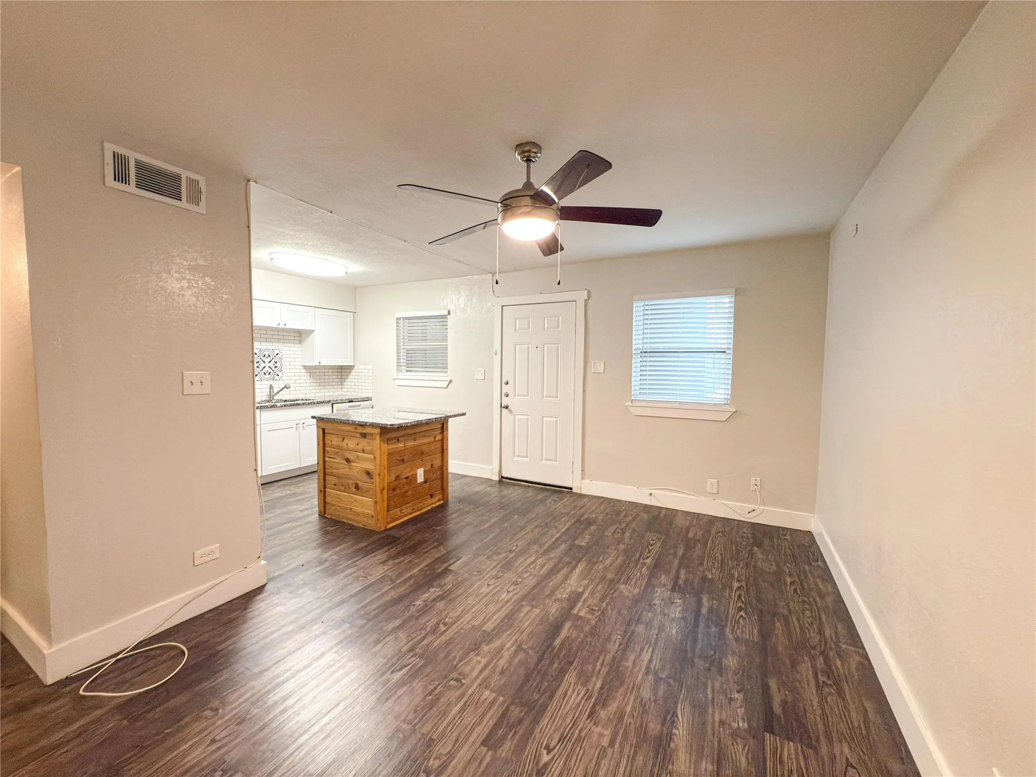 Apartment For Rent in Tarrant County , 5928 Fletcher Avenue 2, Fort Worth, Texas 76107, 1 Bedroom, 1 Bathroom, Garage spaces, 588 Sqft, built in 1965, mls#21388018, Real Estate Agent in Fort Worth, Homes For Rent in Tarrant county, Homes For Rent in Fort Worth, Realtor in Fort Worth Texas, Real Estate Brokerage Independent Realty Texas, Luminita Cordes Realtor