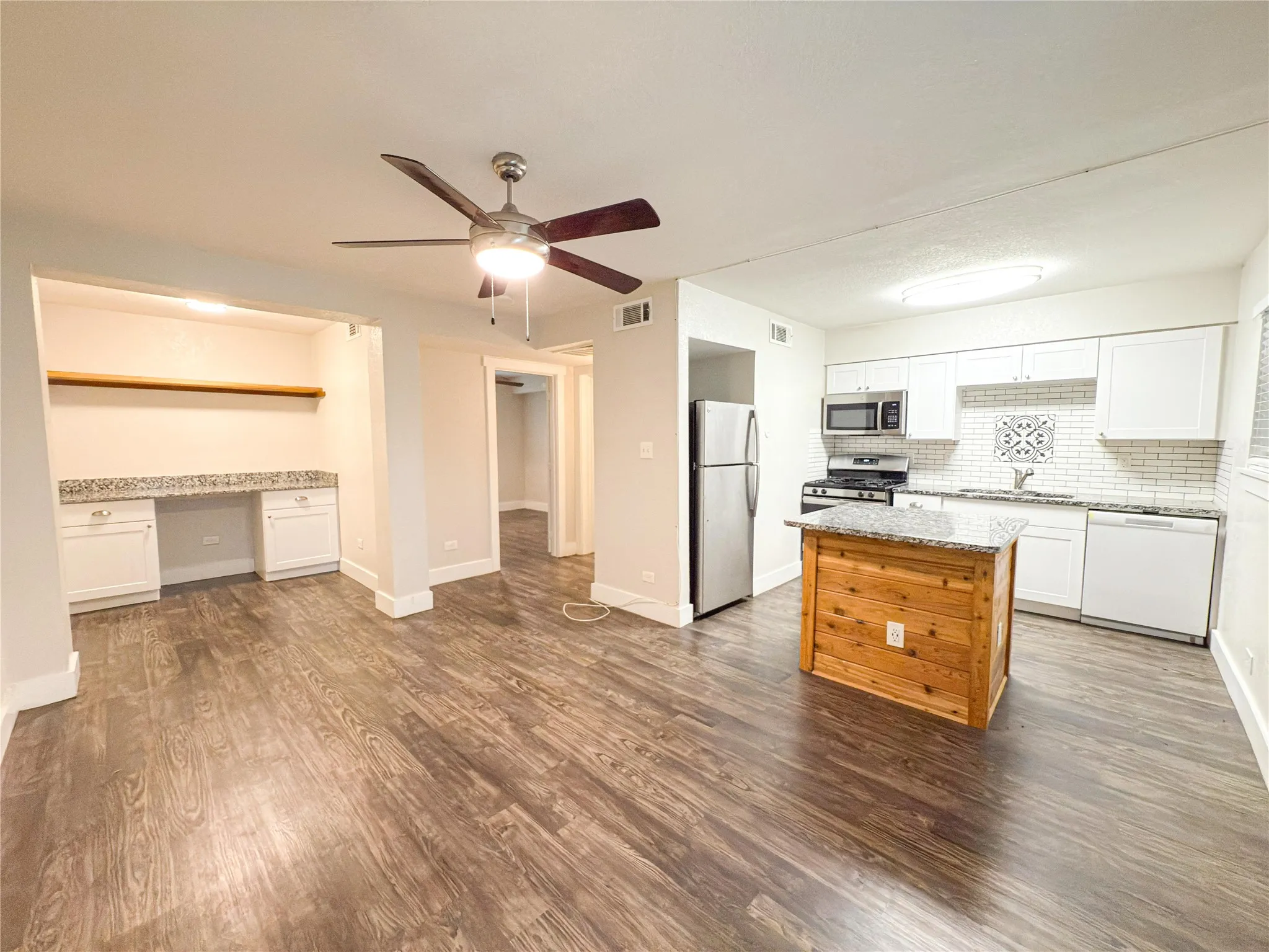 Apartment For Rent in Tarrant County , 5928 Fletcher Avenue 2, Fort Worth, Texas 76107, 1 Bedroom, 1 Bathroom, Garage spaces, 588 Sqft, built in 1965, mls#21388018, Real Estate Agent in Fort Worth, Homes For Rent in Tarrant county, Homes For Rent in Fort Worth, Realtor in Fort Worth Texas, Real Estate Brokerage Independent Realty Texas, Luminita Cordes Realtor