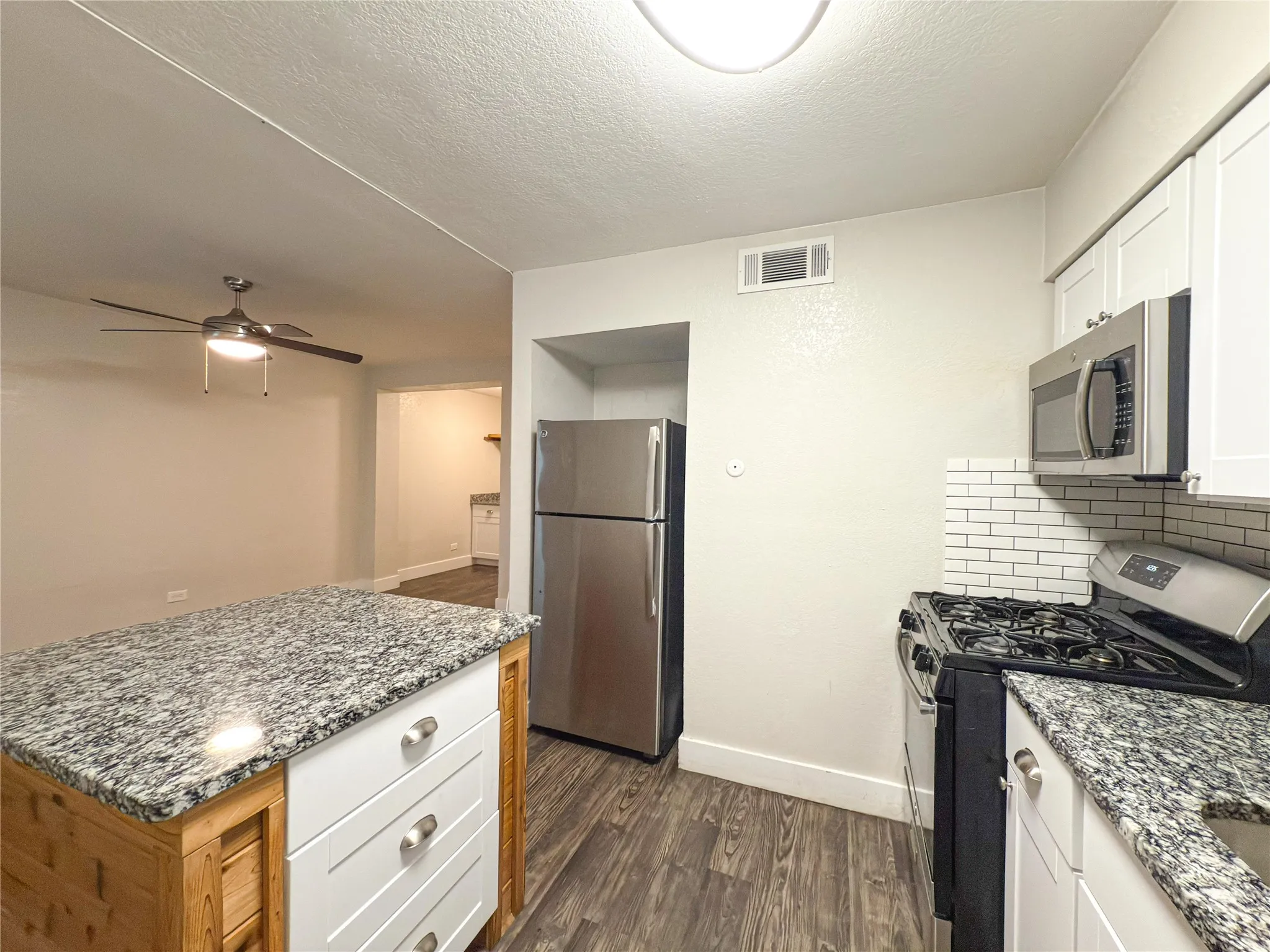 Apartment For Rent in Tarrant County , 5928 Fletcher Avenue 2, Fort Worth, Texas 76107, 1 Bedroom, 1 Bathroom, Garage spaces, 588 Sqft, built in 1965, mls#21388018, Real Estate Agent in Fort Worth, Homes For Rent in Tarrant county, Homes For Rent in Fort Worth, Realtor in Fort Worth Texas, Real Estate Brokerage Independent Realty Texas, Luminita Cordes Realtor