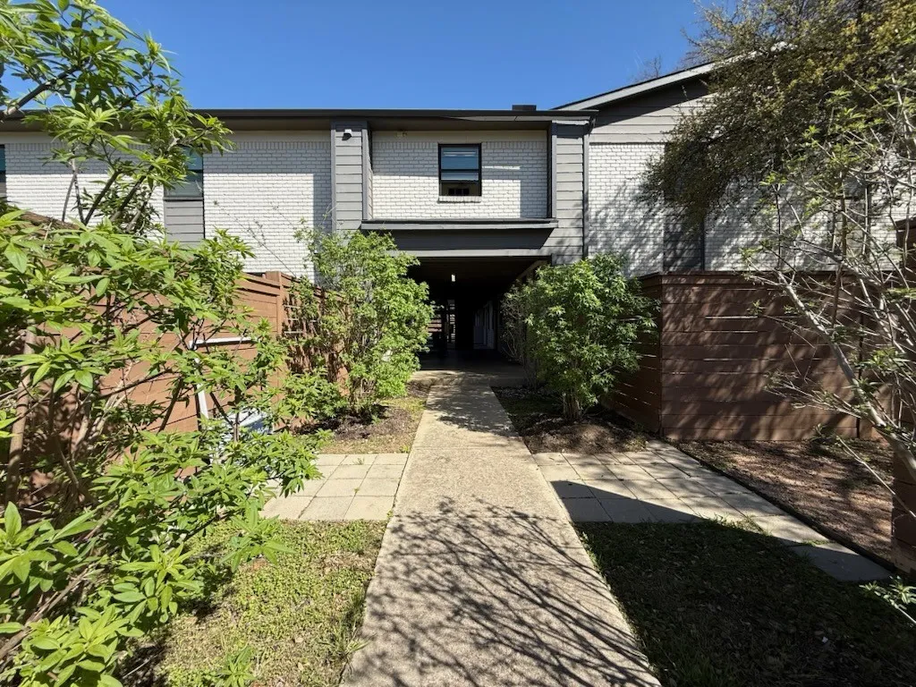 Apartment For Rent in Tarrant County , 5928 Fletcher Avenue 2, Fort Worth, Texas 76107, 1 Bedroom, 1 Bathroom, Garage spaces, 588 Sqft, built in 1965, mls#21388018, Real Estate Agent in Fort Worth, Homes For Rent in Tarrant county, Homes For Rent in Fort Worth, Realtor in Fort Worth Texas, Real Estate Brokerage Independent Realty Texas, Luminita Cordes Realtor
