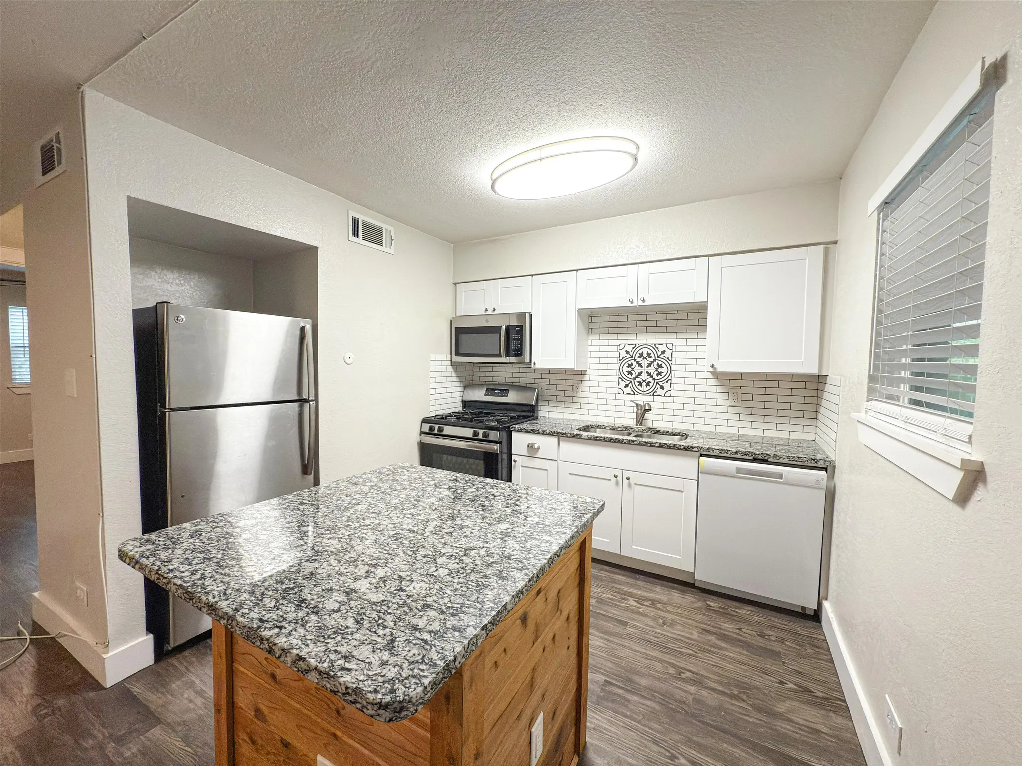 Apartment For Rent in Tarrant County , 5928 Fletcher Avenue 2, Fort Worth, Texas 76107, 1 Bedroom, 1 Bathroom, Garage spaces, 588 Sqft, built in 1965, mls#21388018, Real Estate Agent in Fort Worth, Homes For Rent in Tarrant county, Homes For Rent in Fort Worth, Realtor in Fort Worth Texas, Real Estate Brokerage Independent Realty Texas, Luminita Cordes Realtor