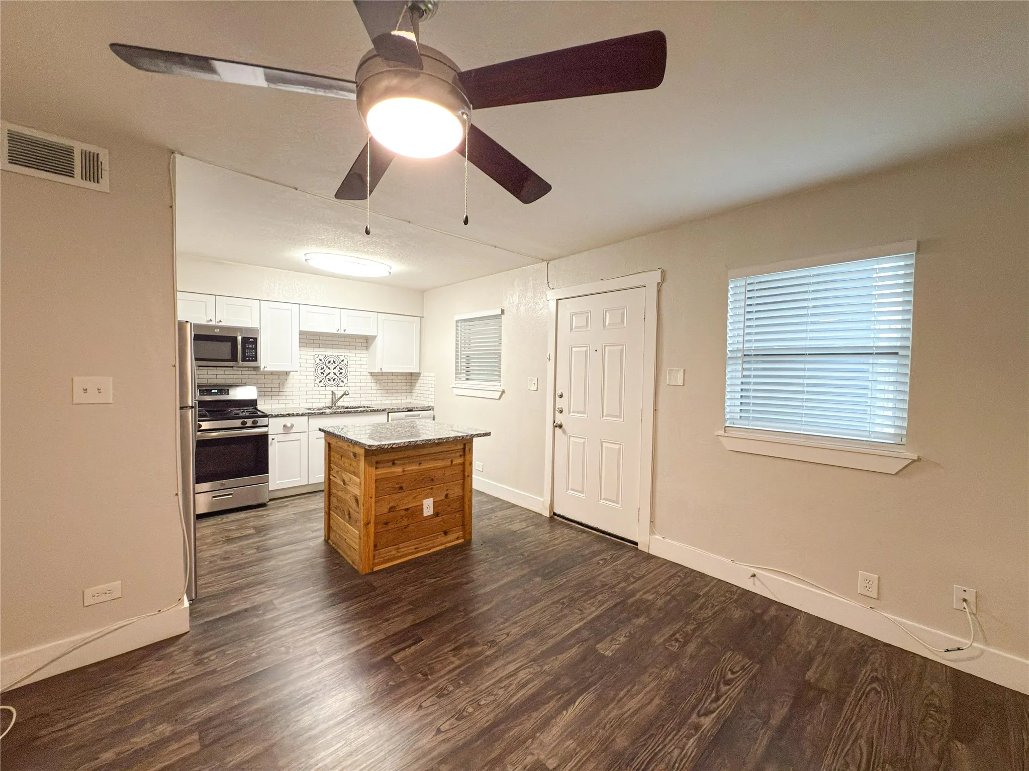 Apartment For Rent in Tarrant County , 5928 Fletcher Avenue 2, Fort Worth, Texas 76107, 1 Bedroom, 1 Bathroom, Garage spaces, 588 Sqft, built in 1965, mls#21388018, Real Estate Agent in Fort Worth, Homes For Rent in Tarrant county, Homes For Rent in Fort Worth, Realtor in Fort Worth Texas, Real Estate Brokerage Independent Realty Texas, Luminita Cordes Realtor
