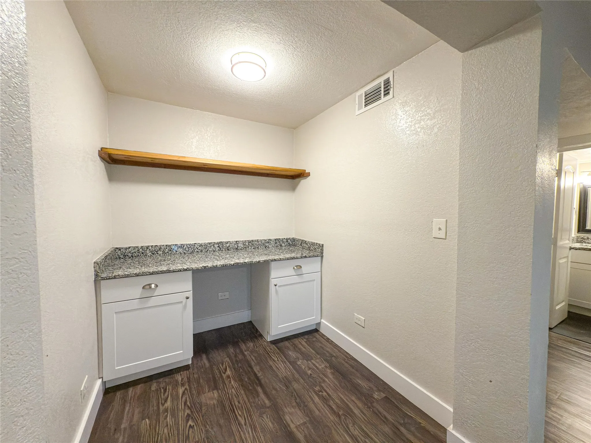 Apartment For Rent in Tarrant County , 5928 Fletcher Avenue 2, Fort Worth, Texas 76107, 1 Bedroom, 1 Bathroom, Garage spaces, 588 Sqft, built in 1965, mls#21388018, Real Estate Agent in Fort Worth, Homes For Rent in Tarrant county, Homes For Rent in Fort Worth, Realtor in Fort Worth Texas, Real Estate Brokerage Independent Realty Texas, Luminita Cordes Realtor