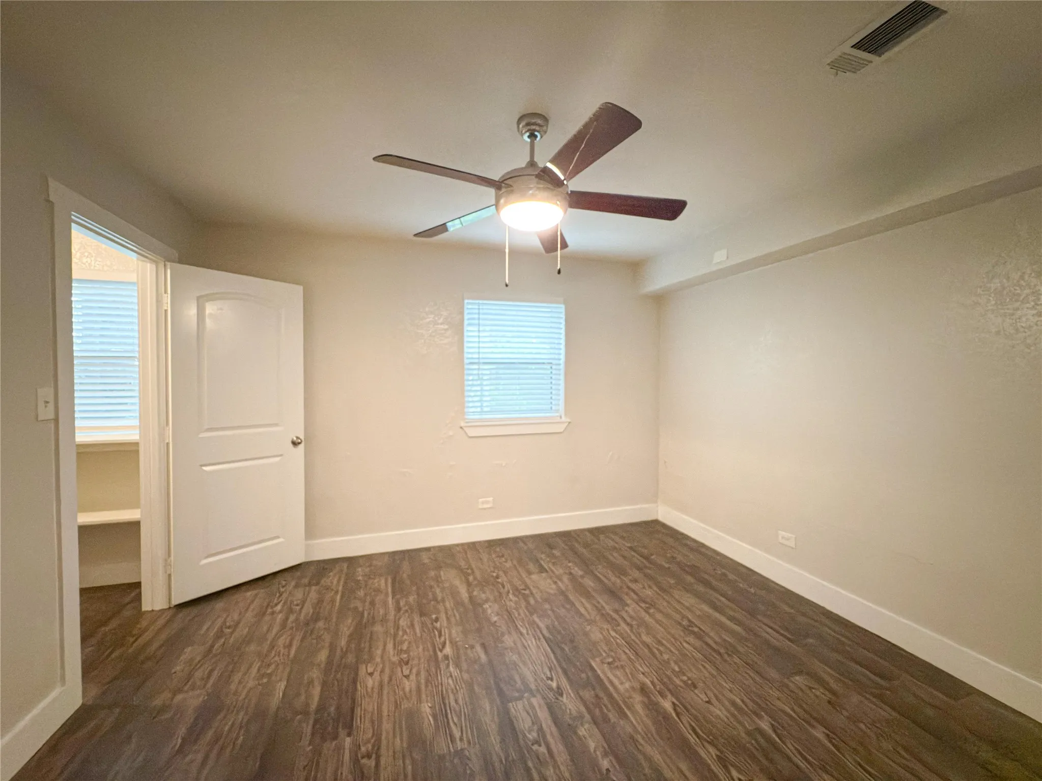 Apartment For Rent in Tarrant County , 5928 Fletcher Avenue 2, Fort Worth, Texas 76107, 1 Bedroom, 1 Bathroom, Garage spaces, 588 Sqft, built in 1965, mls#21388018, Real Estate Agent in Fort Worth, Homes For Rent in Tarrant county, Homes For Rent in Fort Worth, Realtor in Fort Worth Texas, Real Estate Brokerage Independent Realty Texas, Luminita Cordes Realtor