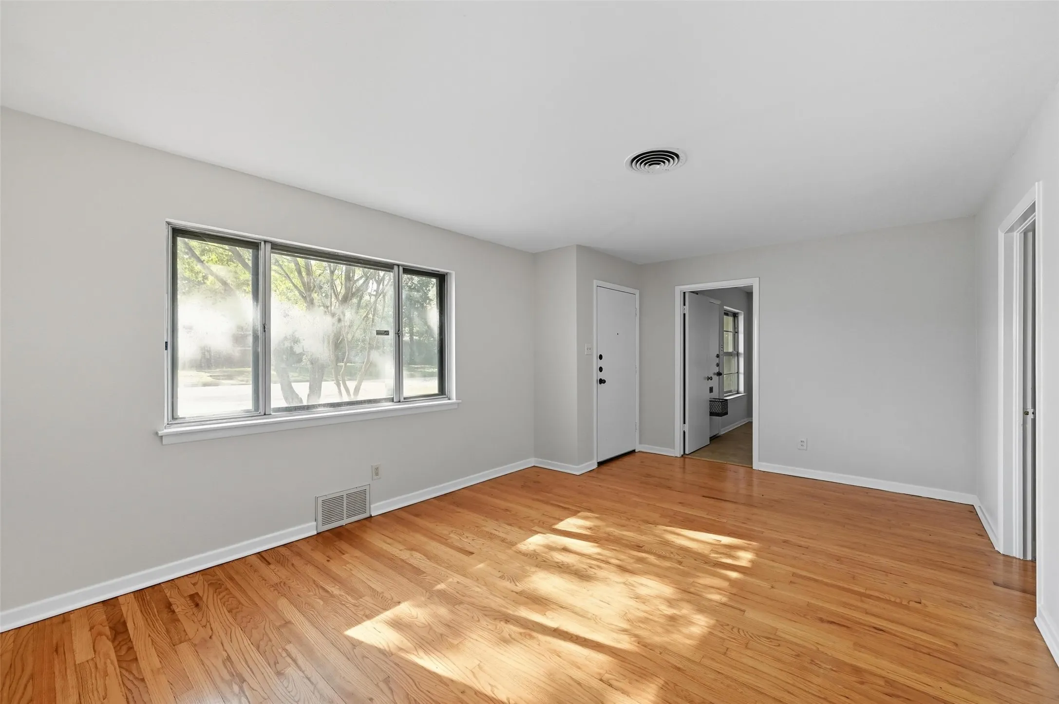 Single Family Residence For Sale in Tarrant County , 3512 Park Ridge Boulevard, Fort Worth, Texas 76109, 4 Bedroom, 3 Bathroom, Garage spaces, 2,479 Sqft, built in 1956, mls#21387995, Real Estate Agent in Fort Worth, Homes For Sale in Tarrant county, Homes For Sale in Fort Worth, Realtor in Fort Worth Texas, Real Estate Brokerage Independent Realty Texas, Luminita Cordes Realtor