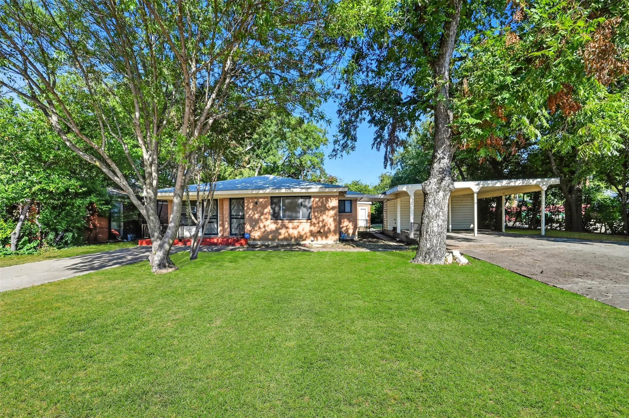 Single Family Residence For Sale in Tarrant County , 3512 Park Ridge Boulevard, Fort Worth, Texas 76109, 4 Bedroom, 3 Bathroom, Garage spaces, 2,479 Sqft, built in 1956, mls#21387995, Real Estate Agent in Fort Worth, Homes For Sale in Tarrant county, Homes For Sale in Fort Worth, Realtor in Fort Worth Texas, Real Estate Brokerage Independent Realty Texas, Luminita Cordes Realtor