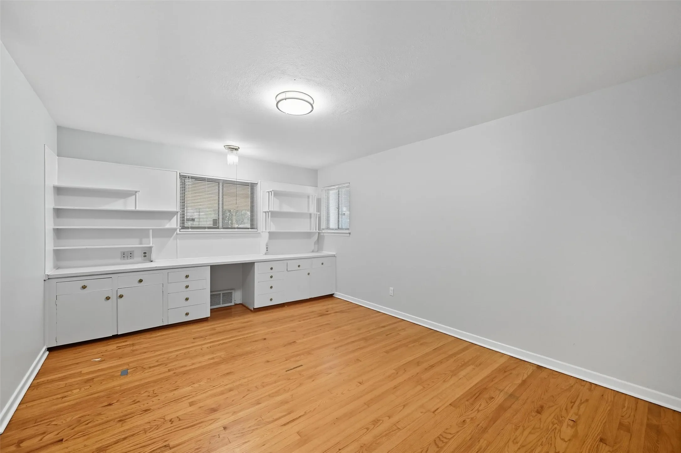 Single Family Residence For Sale in Tarrant County , 3512 Park Ridge Boulevard, Fort Worth, Texas 76109, 4 Bedroom, 3 Bathroom, Garage spaces, 2,479 Sqft, built in 1956, mls#21387995, Real Estate Agent in Fort Worth, Homes For Sale in Tarrant county, Homes For Sale in Fort Worth, Realtor in Fort Worth Texas, Real Estate Brokerage Independent Realty Texas, Luminita Cordes Realtor