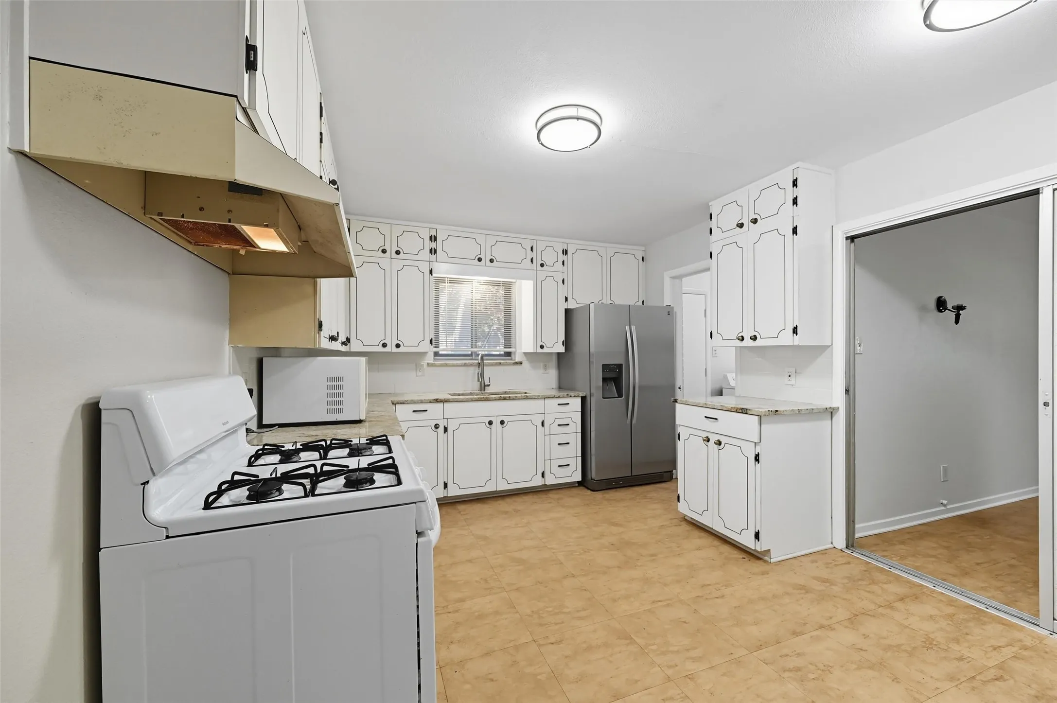 Single Family Residence For Sale in Tarrant County , 3512 Park Ridge Boulevard, Fort Worth, Texas 76109, 4 Bedroom, 3 Bathroom, Garage spaces, 2,479 Sqft, built in 1956, mls#21387995, Real Estate Agent in Fort Worth, Homes For Sale in Tarrant county, Homes For Sale in Fort Worth, Realtor in Fort Worth Texas, Real Estate Brokerage Independent Realty Texas, Luminita Cordes Realtor