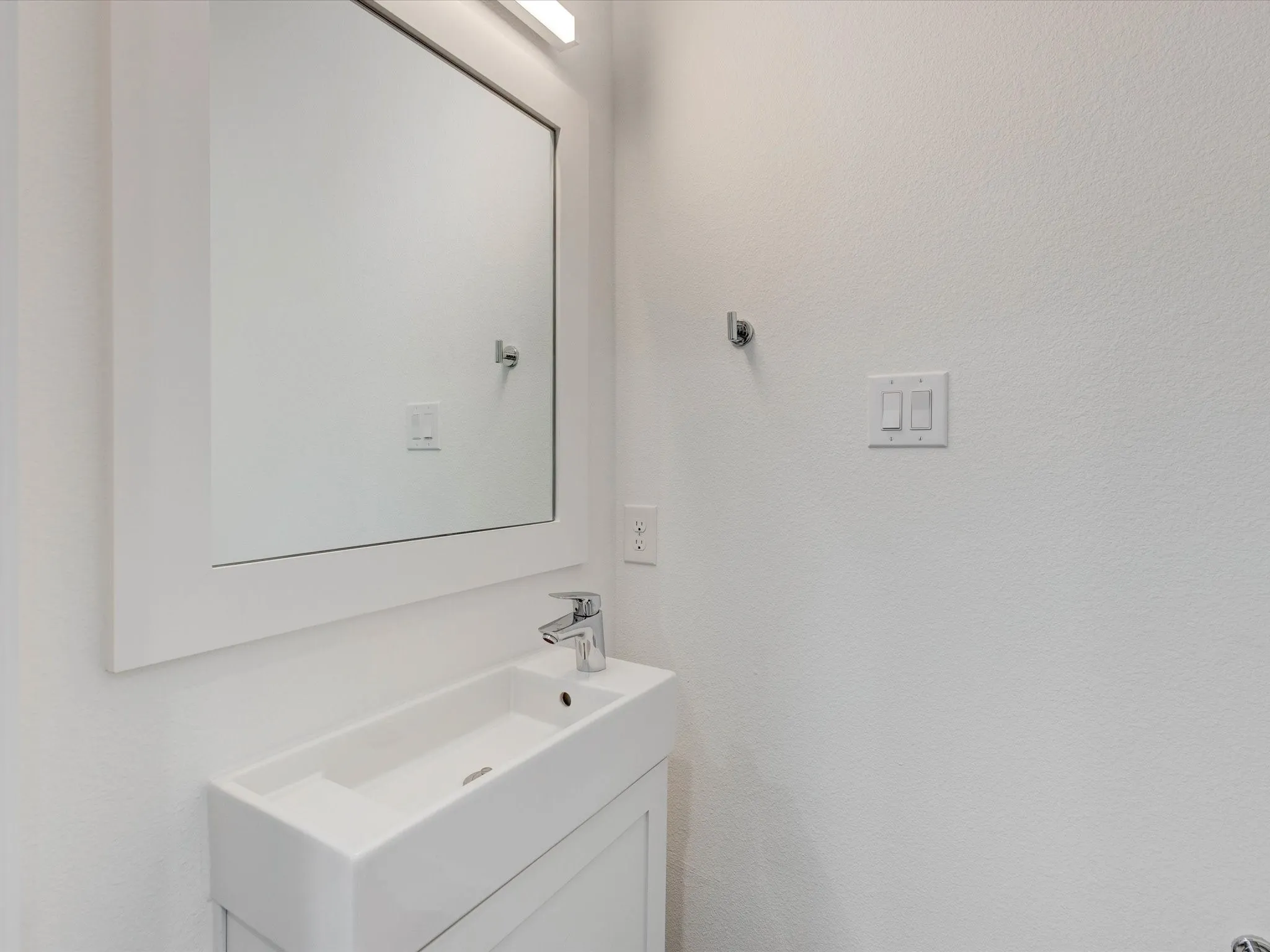 Townhouse For Rent in Dallas County , 5923 Lindell Avenue 105, Dallas, Texas 75206, 2 Bedroom, 3 Bathroom, 2 Garage spaces, 1,950 Sqft, built in 2022, mls#21388026, Real Estate Agent in Dallas, Homes For Rent in Dallas county, Homes For Rent in Dallas, Realtor in Dallas Texas, Real Estate Brokerage Independent Realty Texas, Luminita Cordes Realtor