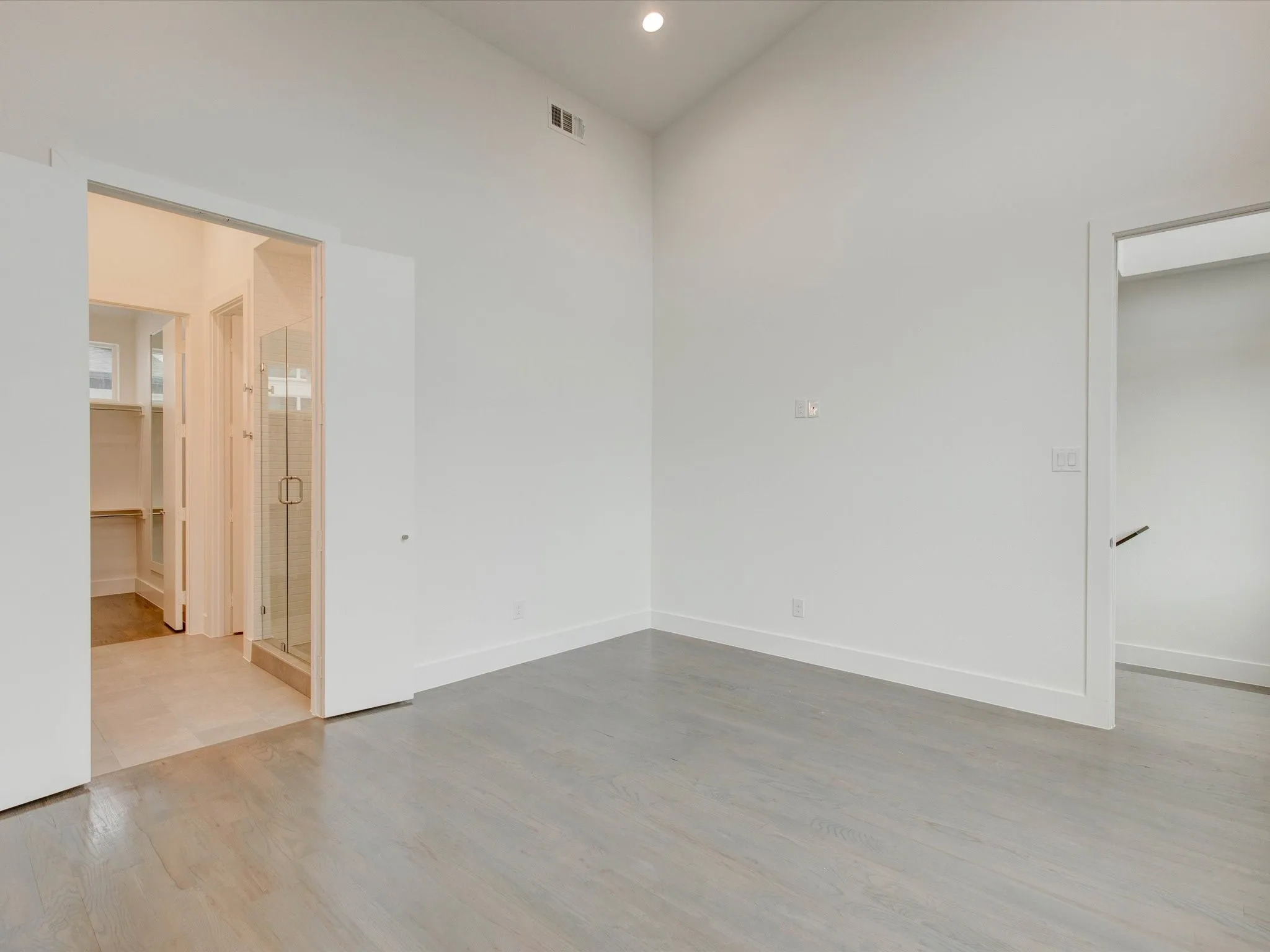 Townhouse For Rent in Dallas County , 5923 Lindell Avenue 105, Dallas, Texas 75206, 2 Bedroom, 3 Bathroom, 2 Garage spaces, 1,950 Sqft, built in 2022, mls#21388026, Real Estate Agent in Dallas, Homes For Rent in Dallas county, Homes For Rent in Dallas, Realtor in Dallas Texas, Real Estate Brokerage Independent Realty Texas, Luminita Cordes Realtor