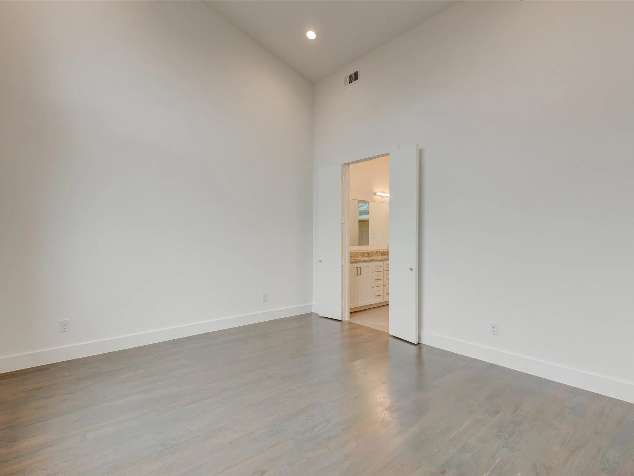 Townhouse For Rent in Dallas County , 5923 Lindell Avenue 105, Dallas, Texas 75206, 2 Bedroom, 3 Bathroom, 2 Garage spaces, 1,950 Sqft, built in 2022, mls#21388026, Real Estate Agent in Dallas, Homes For Rent in Dallas county, Homes For Rent in Dallas, Realtor in Dallas Texas, Real Estate Brokerage Independent Realty Texas, Luminita Cordes Realtor