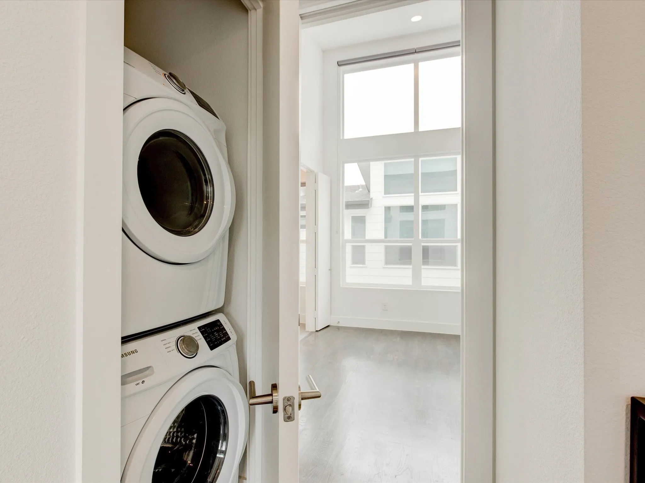 Townhouse For Rent in Dallas County , 5923 Lindell Avenue 105, Dallas, Texas 75206, 2 Bedroom, 3 Bathroom, 2 Garage spaces, 1,950 Sqft, built in 2022, mls#21388026, Real Estate Agent in Dallas, Homes For Rent in Dallas county, Homes For Rent in Dallas, Realtor in Dallas Texas, Real Estate Brokerage Independent Realty Texas, Luminita Cordes Realtor