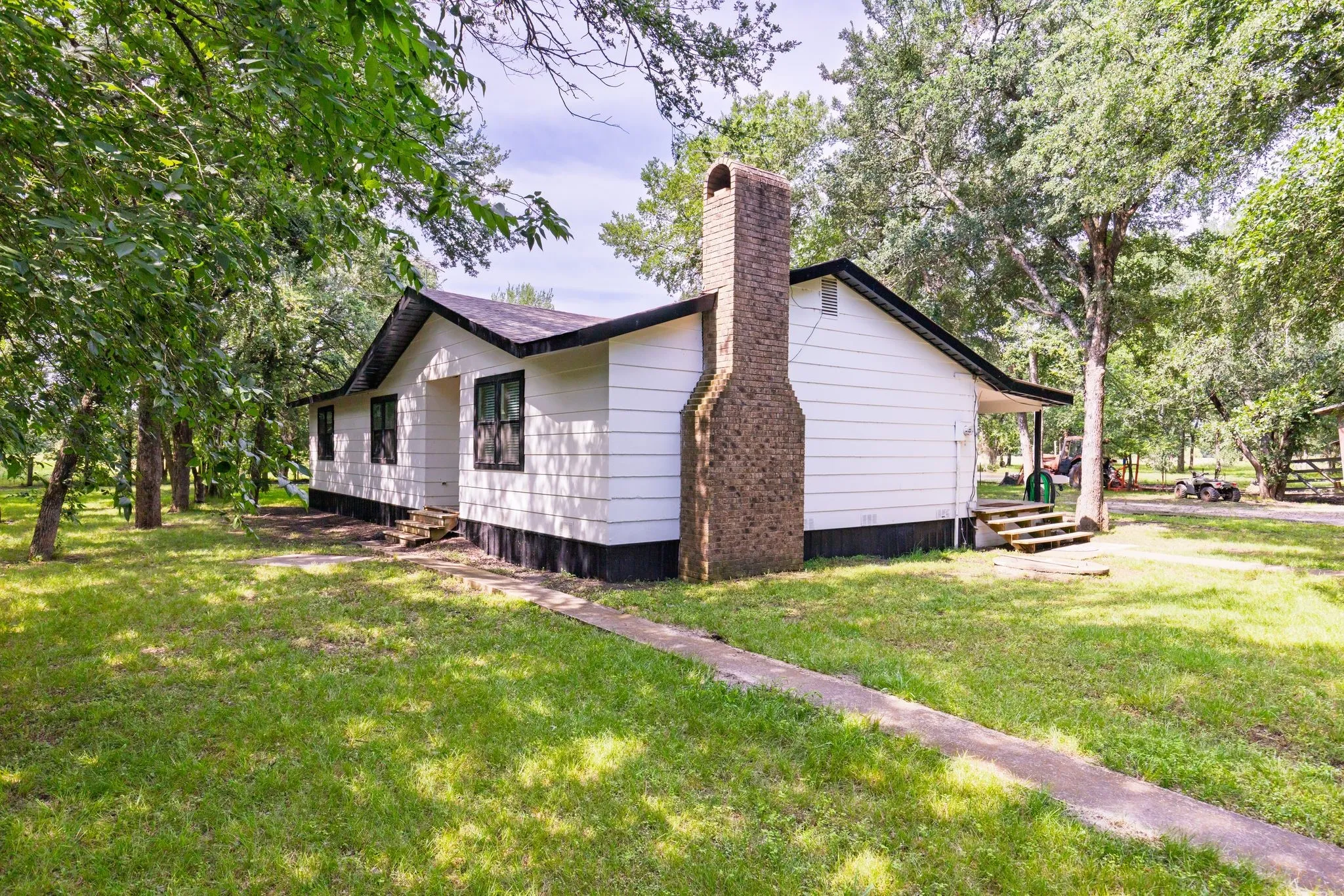Single Family Residence For Sale in Hunt County , 7478 County Road 1020, Wolfe City, Texas 75496, 3 Bedroom, 2 Bathroom, 2 Garage spaces, 1,740 Sqft, built in 1978, mls#21388021, Real Estate Agent in Wolfe City, Homes For Sale in Hunt county, Homes For Sale in Wolfe City, Realtor in Wolfe City Texas, Real Estate Brokerage Independent Realty Texas, Luminita Cordes Realtor