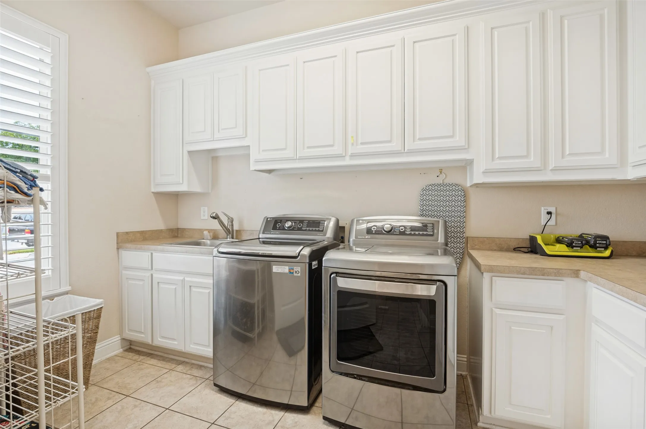 Single Family Residence For Sale in Dallas County , 10918 Beauty Lane, Dallas, Texas 75229, 5 Bedroom, 4 Bathroom, 2 Garage spaces, 3,832 Sqft, built in 2010, mls#21388020, Real Estate Agent in Dallas, Homes For Sale in Dallas county, Homes For Sale in Dallas, Realtor in Dallas Texas, Real Estate Brokerage Independent Realty Texas, Luminita Cordes Realtor