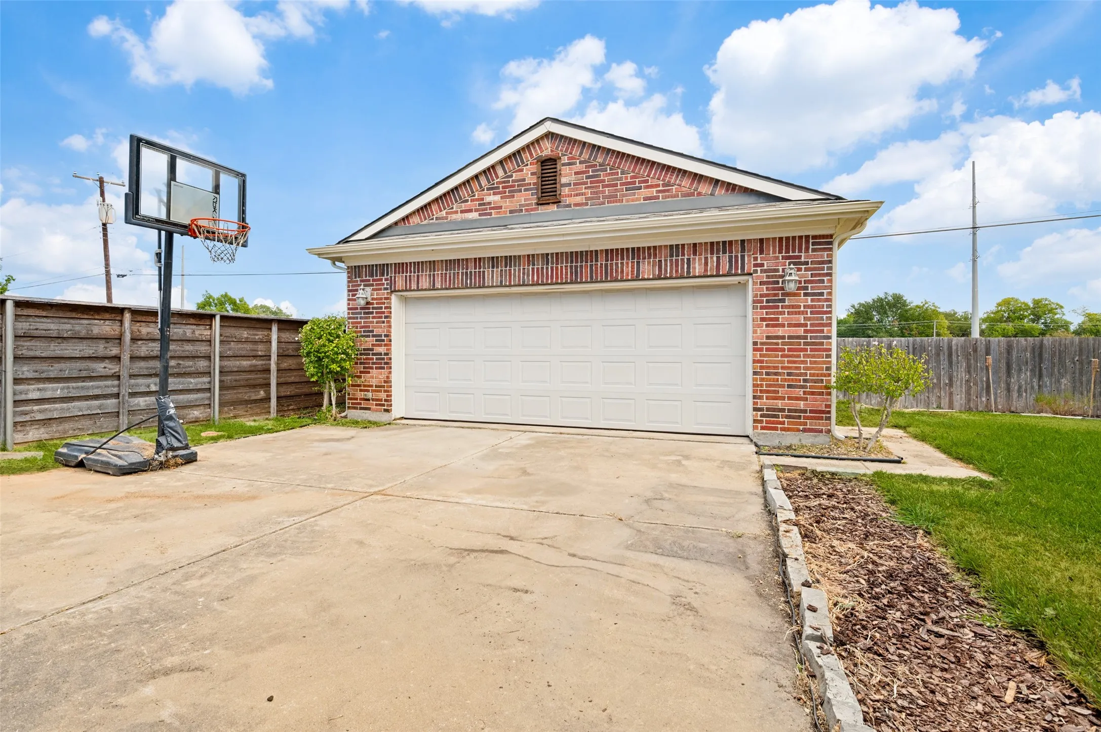 Single Family Residence For Sale in Dallas County , 10918 Beauty Lane, Dallas, Texas 75229, 5 Bedroom, 4 Bathroom, 2 Garage spaces, 3,832 Sqft, built in 2010, mls#21388020, Real Estate Agent in Dallas, Homes For Sale in Dallas county, Homes For Sale in Dallas, Realtor in Dallas Texas, Real Estate Brokerage Independent Realty Texas, Luminita Cordes Realtor