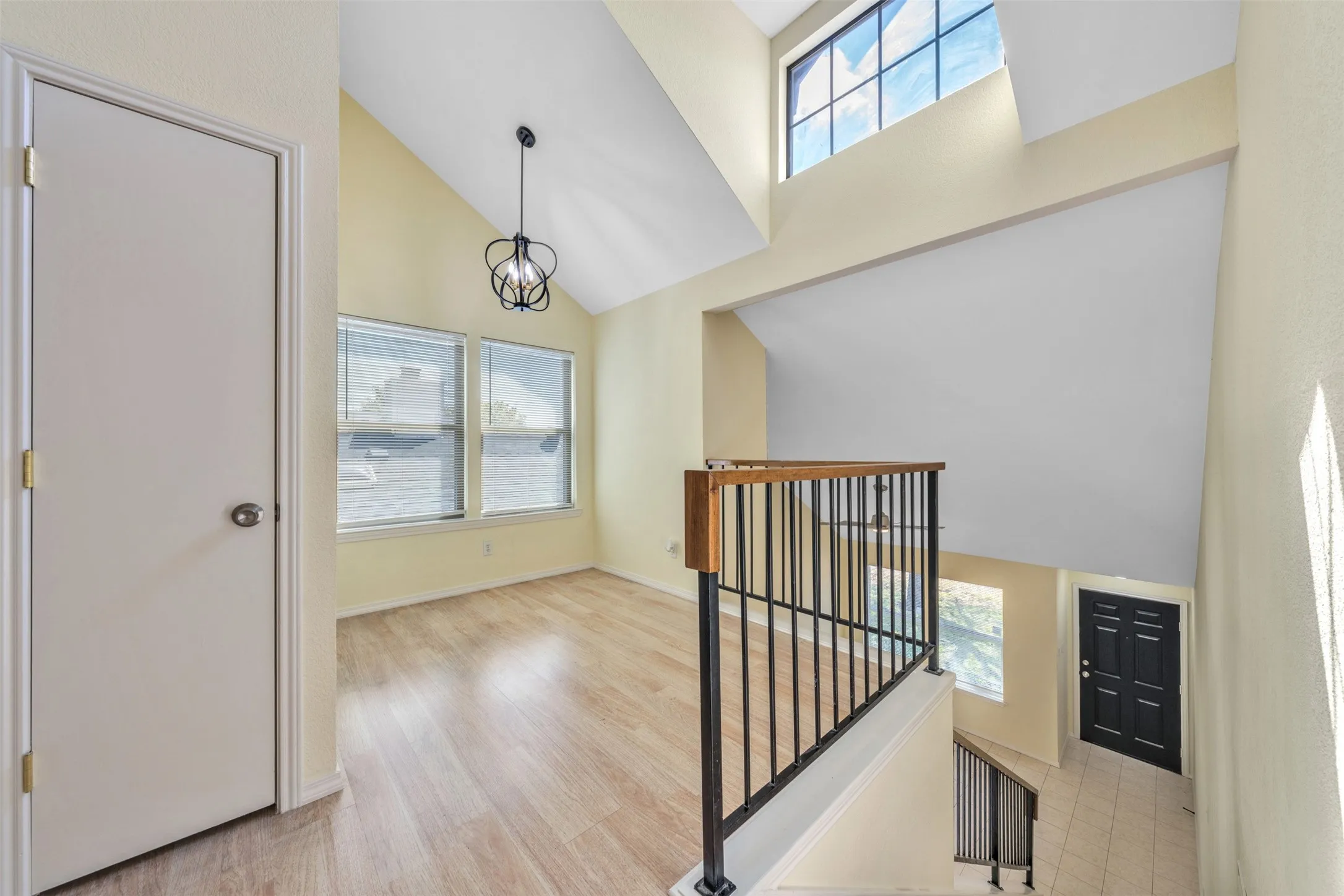 Single Family Residence For Sale in Tarrant County , 1848 Woodhall Way, Fort Worth, Texas 76134, 3 Bedroom, 2 Bathroom, 1 Garage spaces, 1,183 Sqft, built in 1984, mls#21383498, Real Estate Agent in Fort Worth, Homes For Sale in Tarrant county, Homes For Sale in Fort Worth, Realtor in Fort Worth Texas, Real Estate Brokerage Independent Realty Texas, Luminita Cordes Realtor