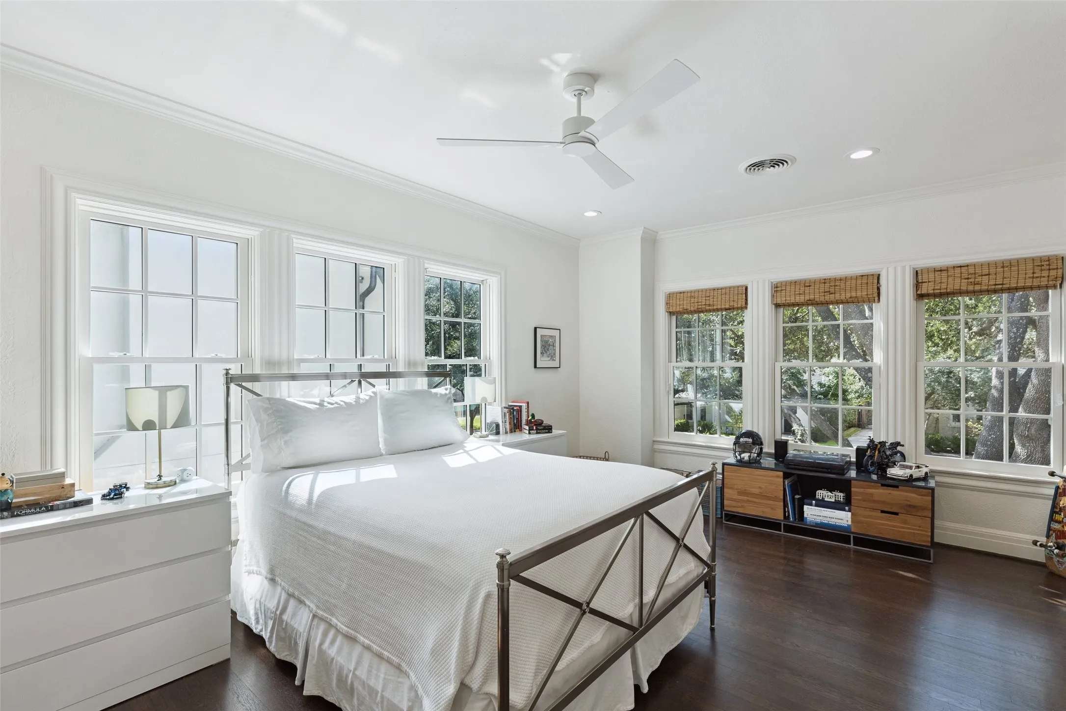 Single Family Residence For Sale in Dallas County , 4336 Edmondson Avenue, Highland Park, Texas 75205, 4 Bedroom, 5 Bathroom, 2 Garage spaces, 3,926 Sqft, built in 1926, mls#21385904, Real Estate Agent in Highland Park, Homes For Sale in Dallas county, Homes For Sale in Highland Park, Realtor in Highland Park Texas, Real Estate Brokerage Independent Realty Texas, Luminita Cordes Realtor