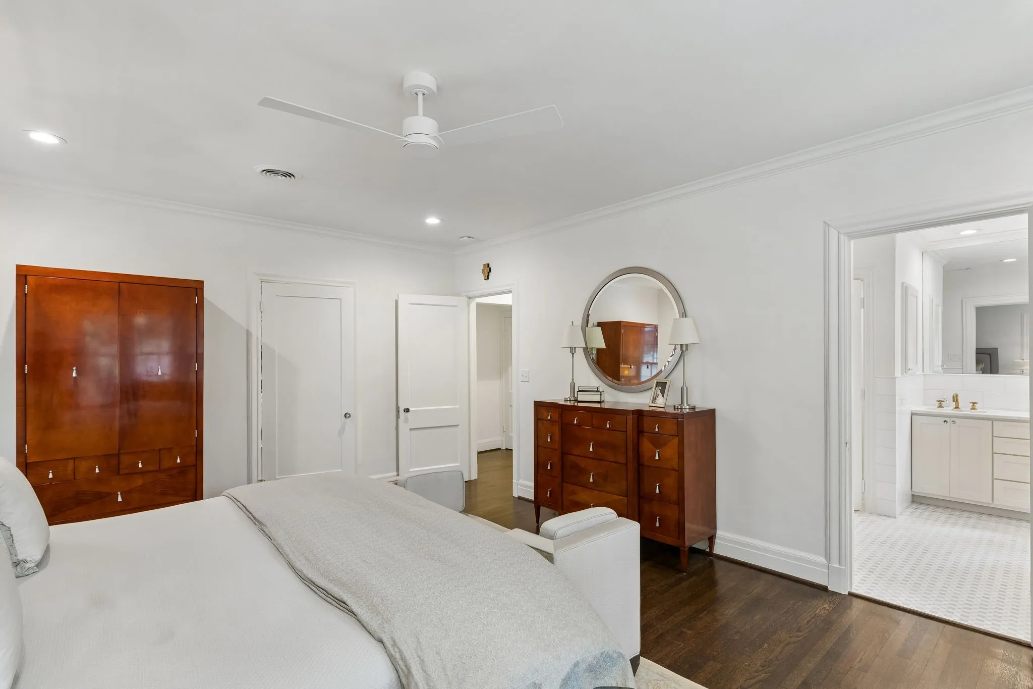 Single Family Residence For Sale in Dallas County , 4336 Edmondson Avenue, Highland Park, Texas 75205, 4 Bedroom, 5 Bathroom, 2 Garage spaces, 3,926 Sqft, built in 1926, mls#21385904, Real Estate Agent in Highland Park, Homes For Sale in Dallas county, Homes For Sale in Highland Park, Realtor in Highland Park Texas, Real Estate Brokerage Independent Realty Texas, Luminita Cordes Realtor