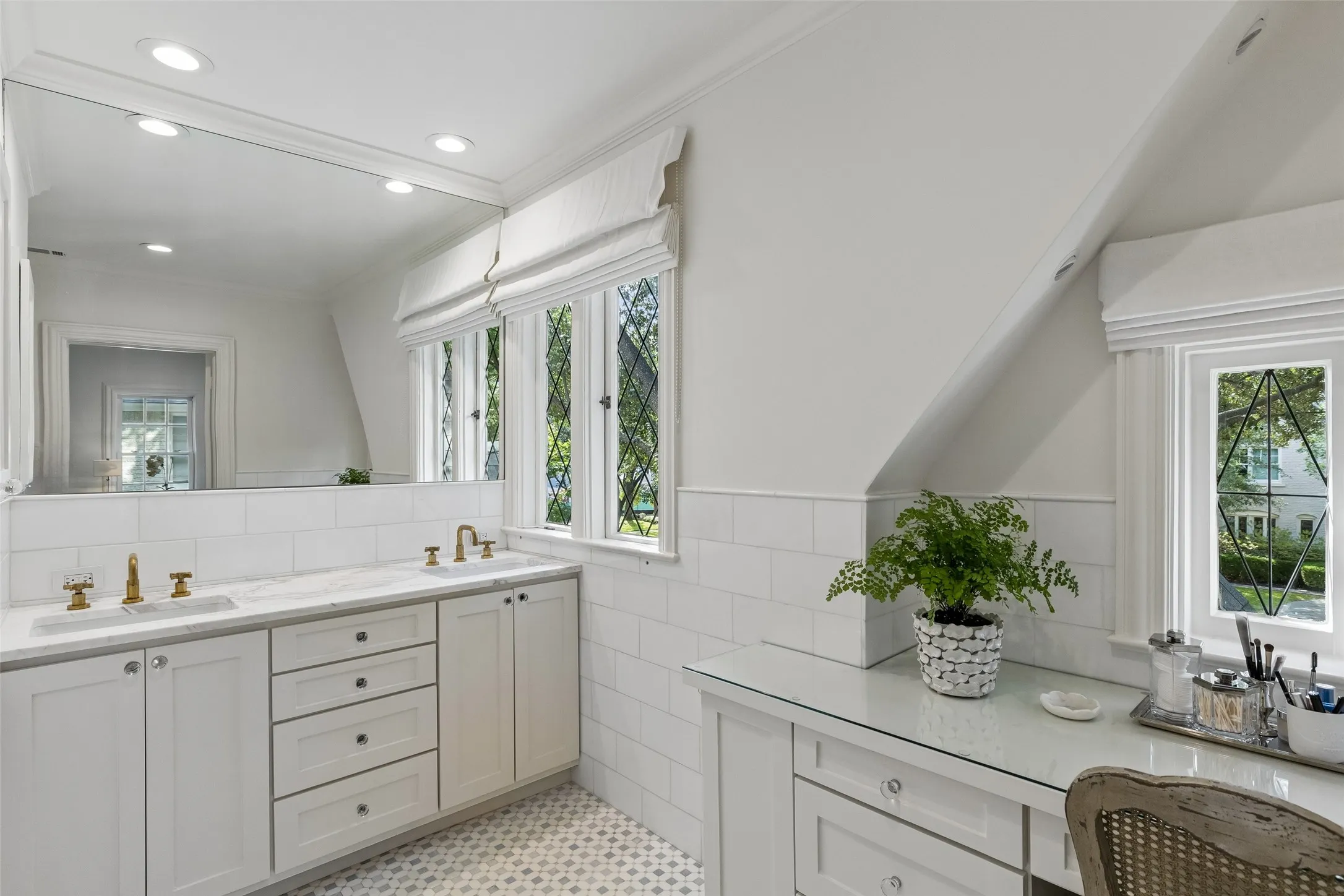 Single Family Residence For Sale in Dallas County , 4336 Edmondson Avenue, Highland Park, Texas 75205, 4 Bedroom, 5 Bathroom, 2 Garage spaces, 3,926 Sqft, built in 1926, mls#21385904, Real Estate Agent in Highland Park, Homes For Sale in Dallas county, Homes For Sale in Highland Park, Realtor in Highland Park Texas, Real Estate Brokerage Independent Realty Texas, Luminita Cordes Realtor