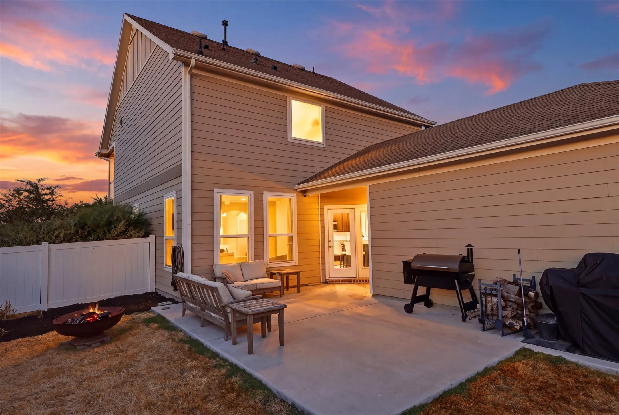 Single Family Residence For Sale in Denton County , 1516 Ellis Lane, Aubrey, Texas 76227, 4 Bedroom, 3 Bathroom, 2 Garage spaces, 2,112 Sqft, built in 2018, mls#21385937, Real Estate Agent in Aubrey, Homes For Sale in Denton county, Homes For Sale in Aubrey, Realtor in Aubrey Texas, Real Estate Brokerage Independent Realty Texas, Luminita Cordes Realtor