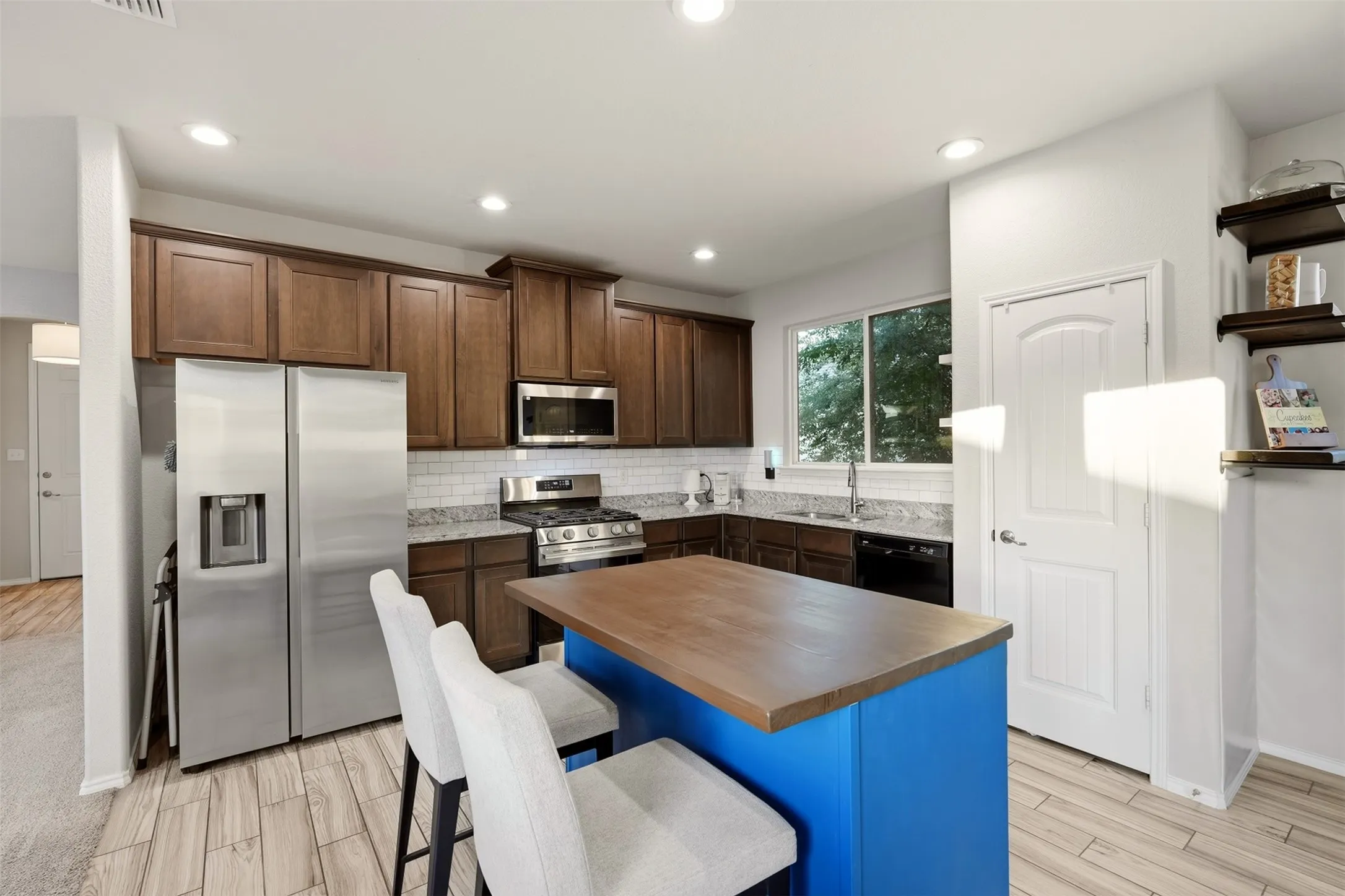 Single Family Residence For Sale in Denton County , 1516 Ellis Lane, Aubrey, Texas 76227, 4 Bedroom, 3 Bathroom, 2 Garage spaces, 2,112 Sqft, built in 2018, mls#21385937, Real Estate Agent in Aubrey, Homes For Sale in Denton county, Homes For Sale in Aubrey, Realtor in Aubrey Texas, Real Estate Brokerage Independent Realty Texas, Luminita Cordes Realtor